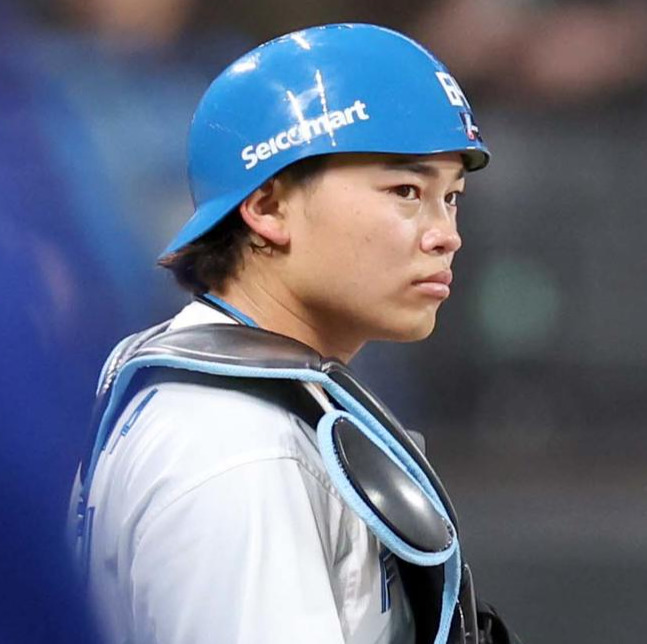 日本ハム対DeNA 6回表、マウンドに集まる田宮（撮影・黒川智章）