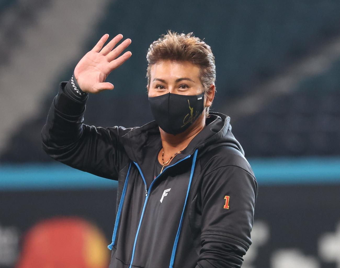 日本ハム対DeNA　リーゼントっぽい髪形の新庄監督（撮影・黒川智章）
