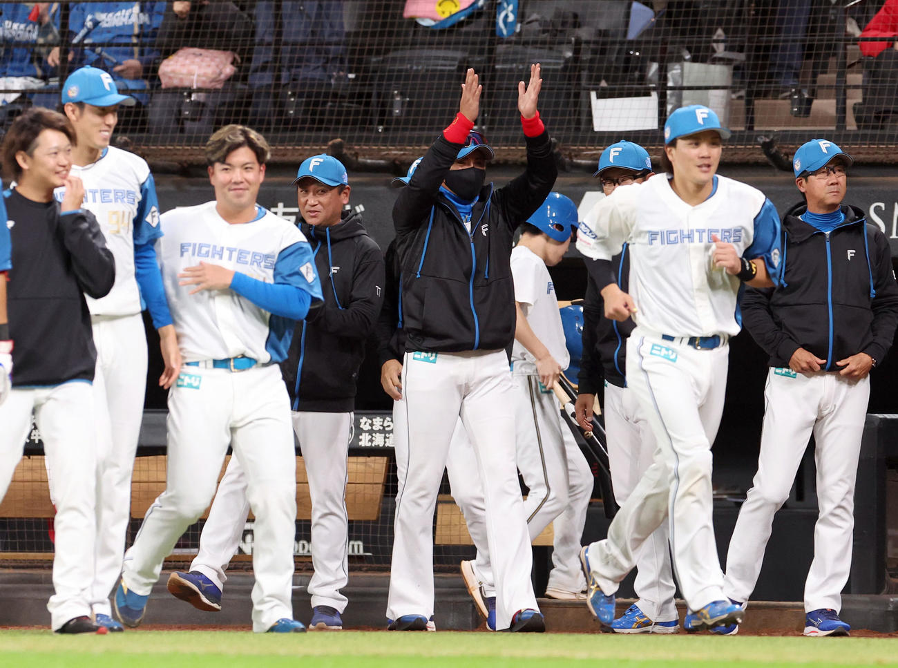 日本ハム対DeNA 9回裏日本ハム無死一、二塁、マルティネスのサヨナラ3点本塁打に拍手する新庄監督（中央）（撮影・佐藤翔太）