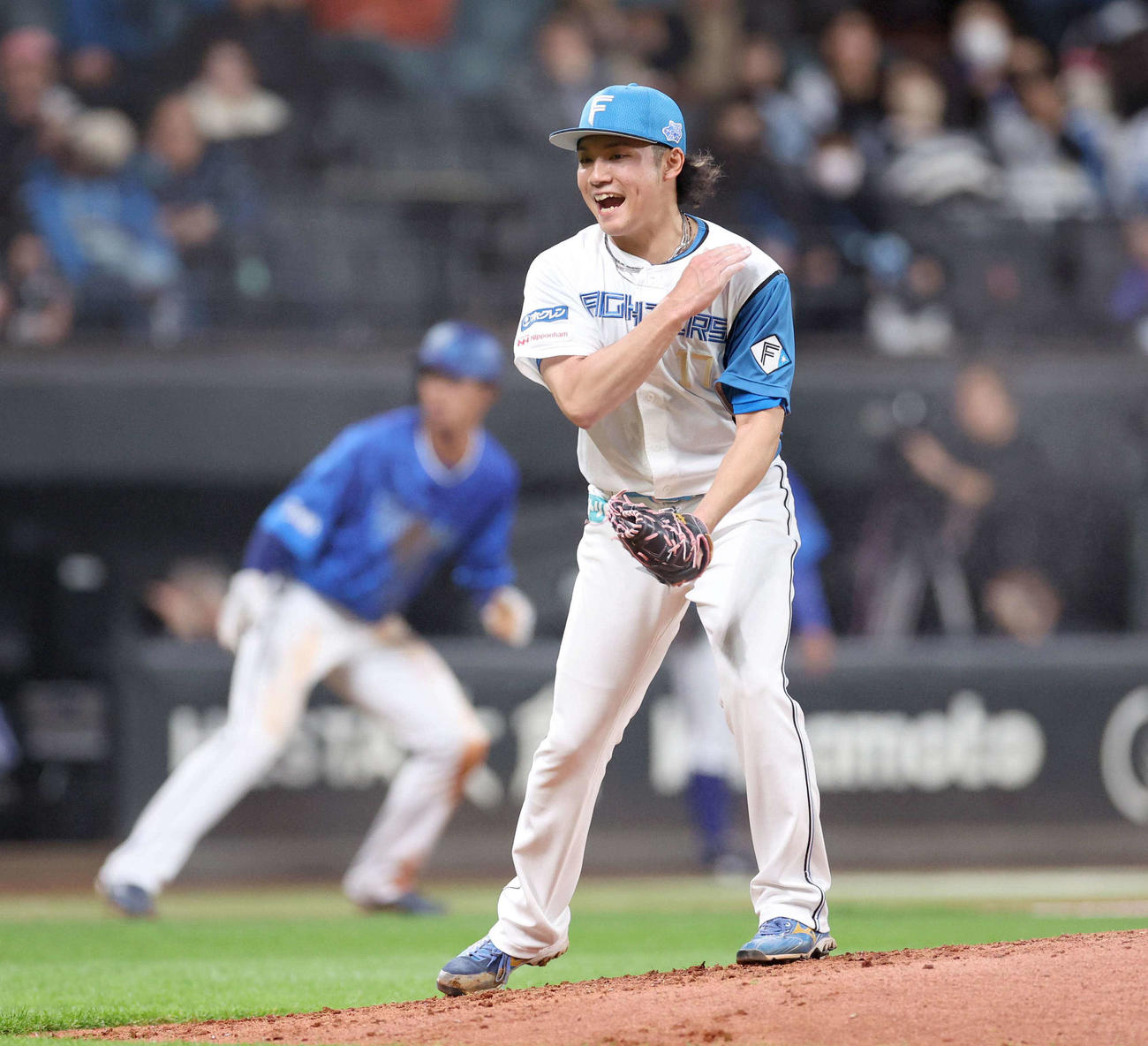 日本ハム対DeNA 5回表DeNA2死二、三塁、度会を三振に仕留めグラブをたたく伊藤（撮影・黒川智章）