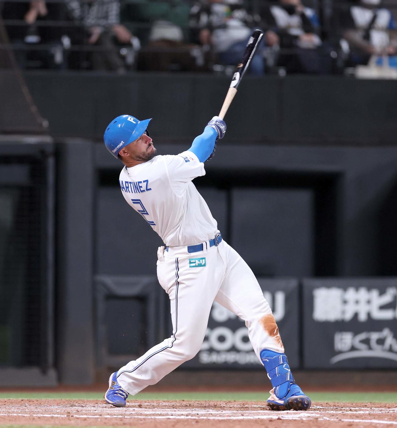 日本ハム対DeNA 9回裏日本ハム無死一、二塁、左越えサヨナラ3点本塁打を放つマルティネス（撮影・黒川智章）