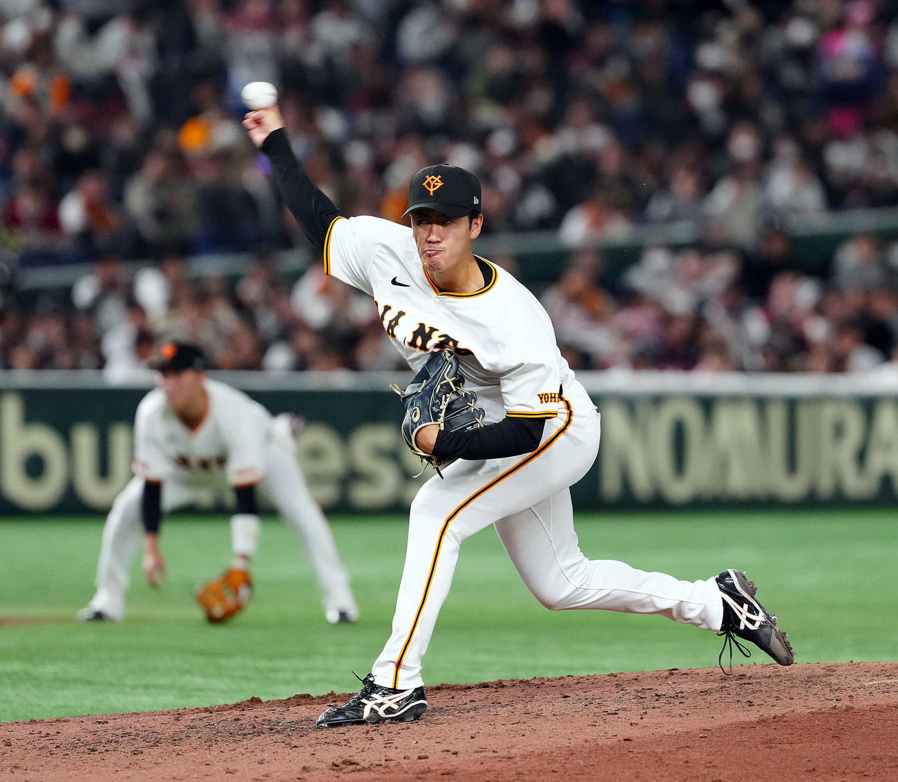巨人対楽天　7回からマウンドに上がった巨人西舘（撮影・たえ見朱実）