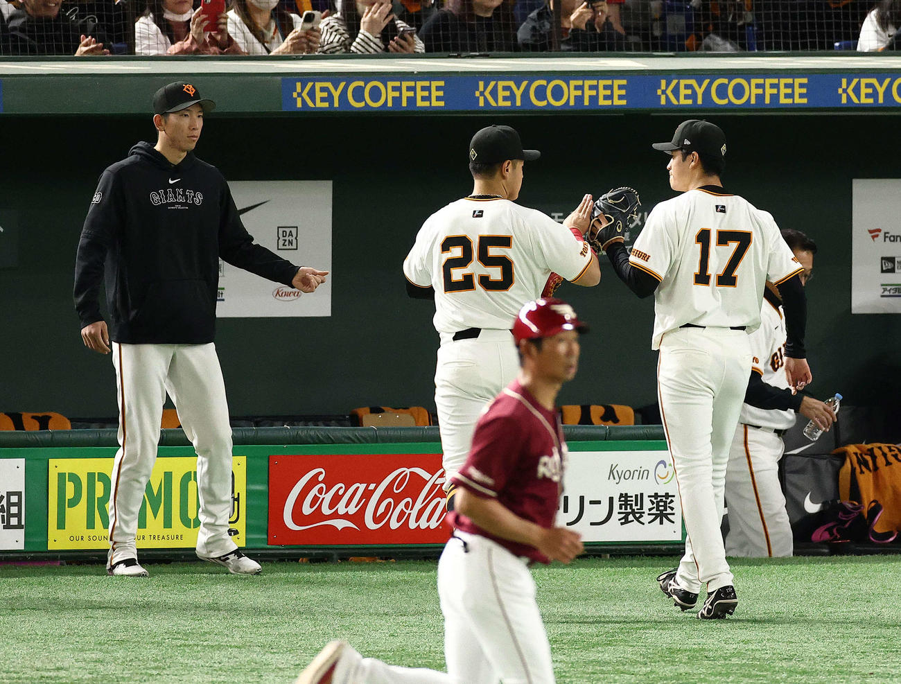巨人対楽天　7回表を抑え、戸郷（左）岡本和（中央）に迎えられる西舘（撮影・河田真司）