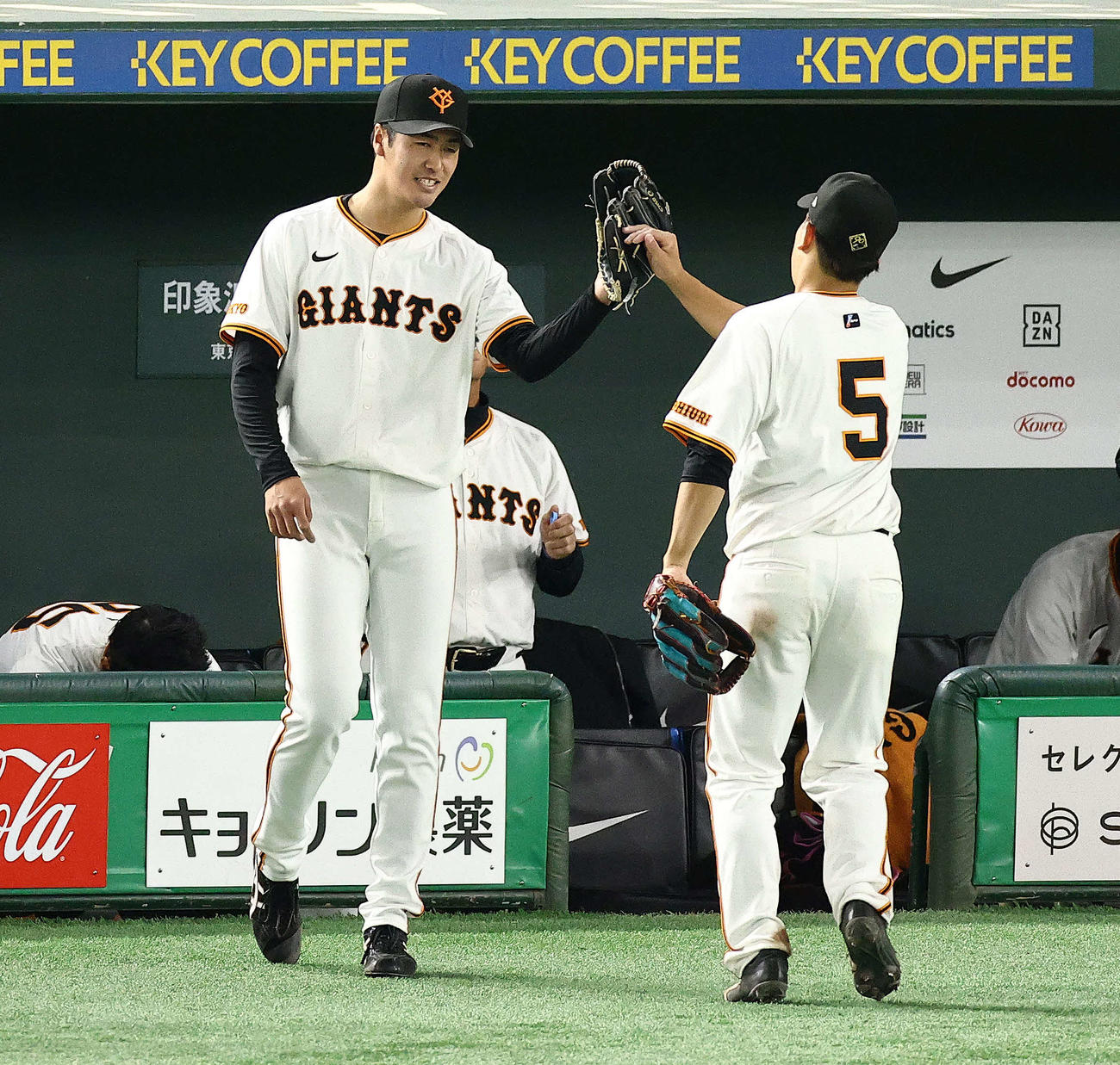 巨人対楽天　7回表を抑え、ナインを迎える西舘（左）（撮影・河田真司）