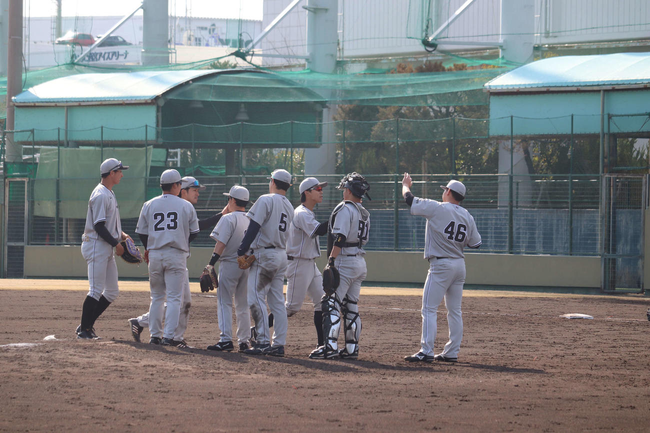 今季初勝利を挙げ、勝利のハイタッチを行うくふうハヤテの選手たち（撮影・波部俊之介）