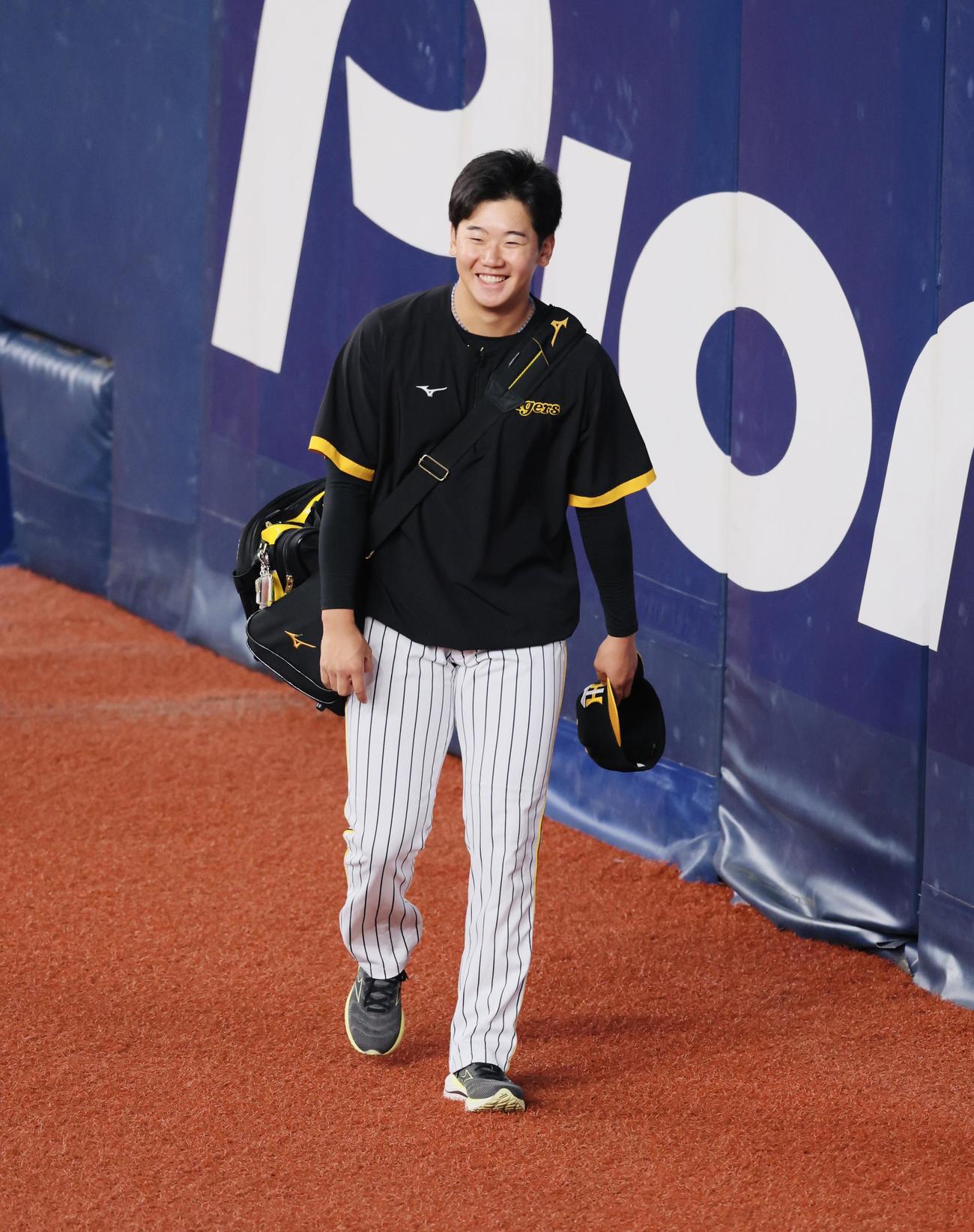 阪神対オリックス　笑顔をみせる門別（撮影・加藤哉）