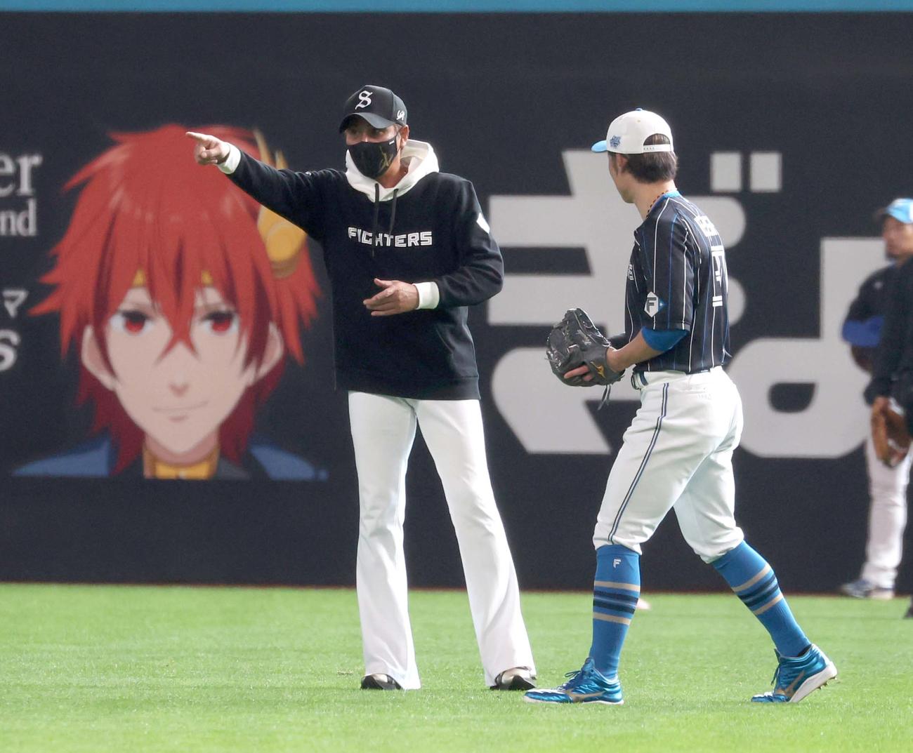 日本ハム対DeNA　試合前練習で江越に内野ノックを受けるよう指示を出す新庄監督（撮影・黒川智章）
