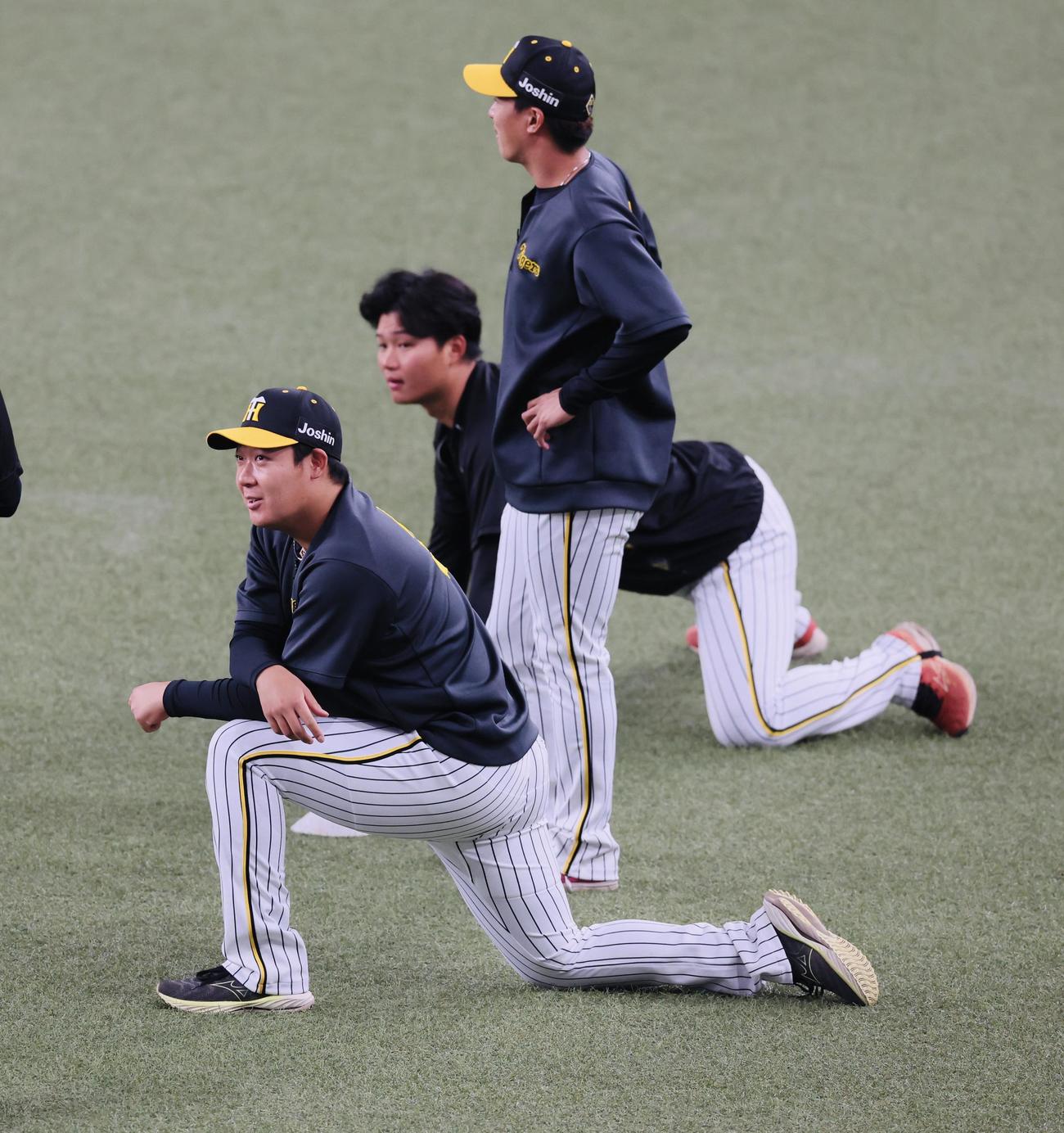 阪神対オリックス　ウオーミングアップする大山（左）と森下（撮影・加藤哉）