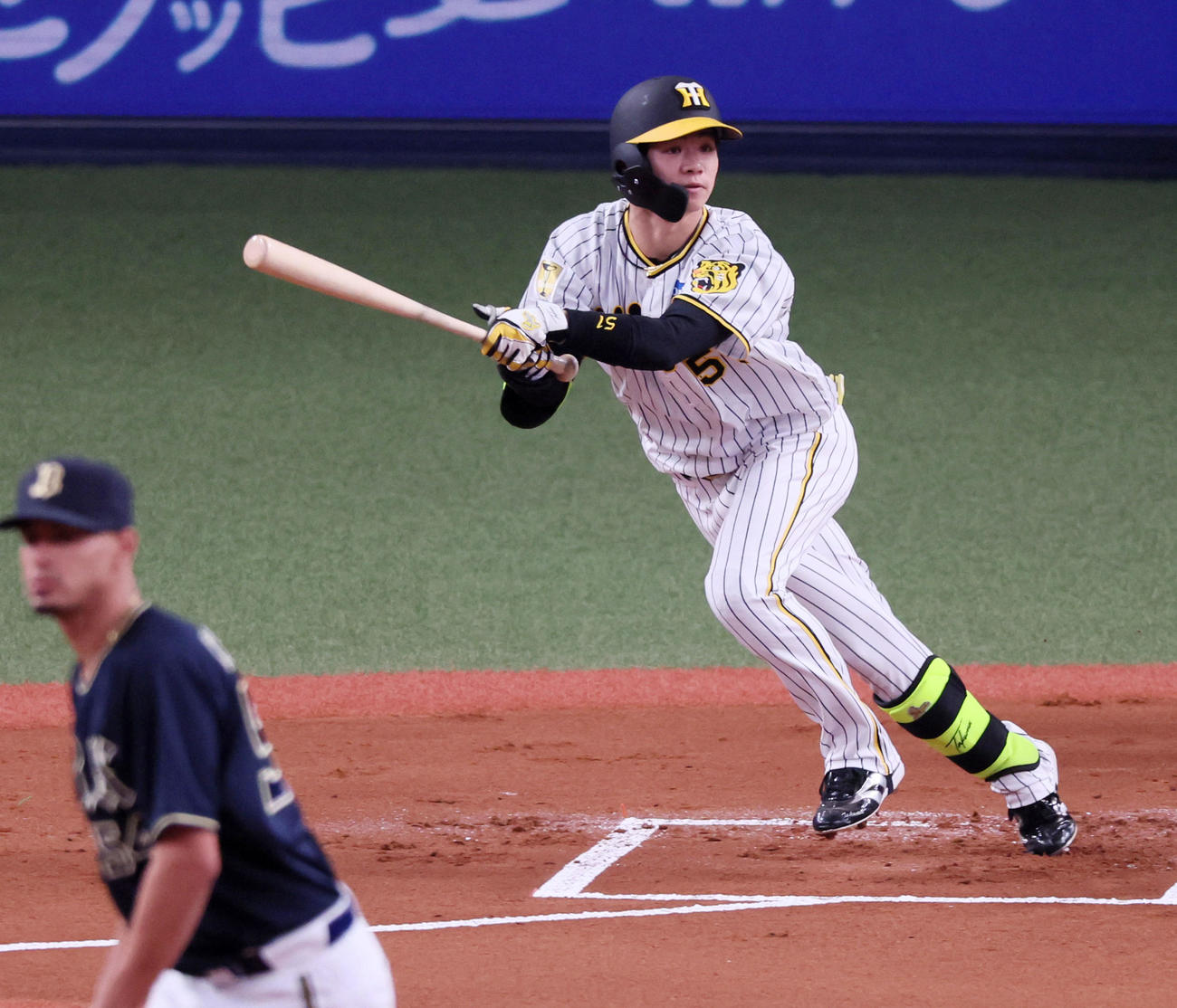 阪神対オリックス　1回裏阪神無死、中野は左前打を放つ。投手はカスティーヨ（撮影・加藤哉）