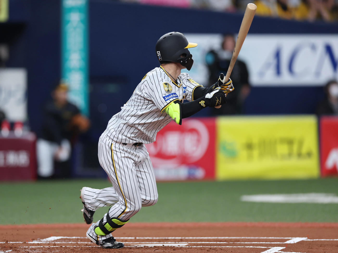 阪神対オリックス　1回裏阪神無死、左前打を放つ中野（撮影・前田充）