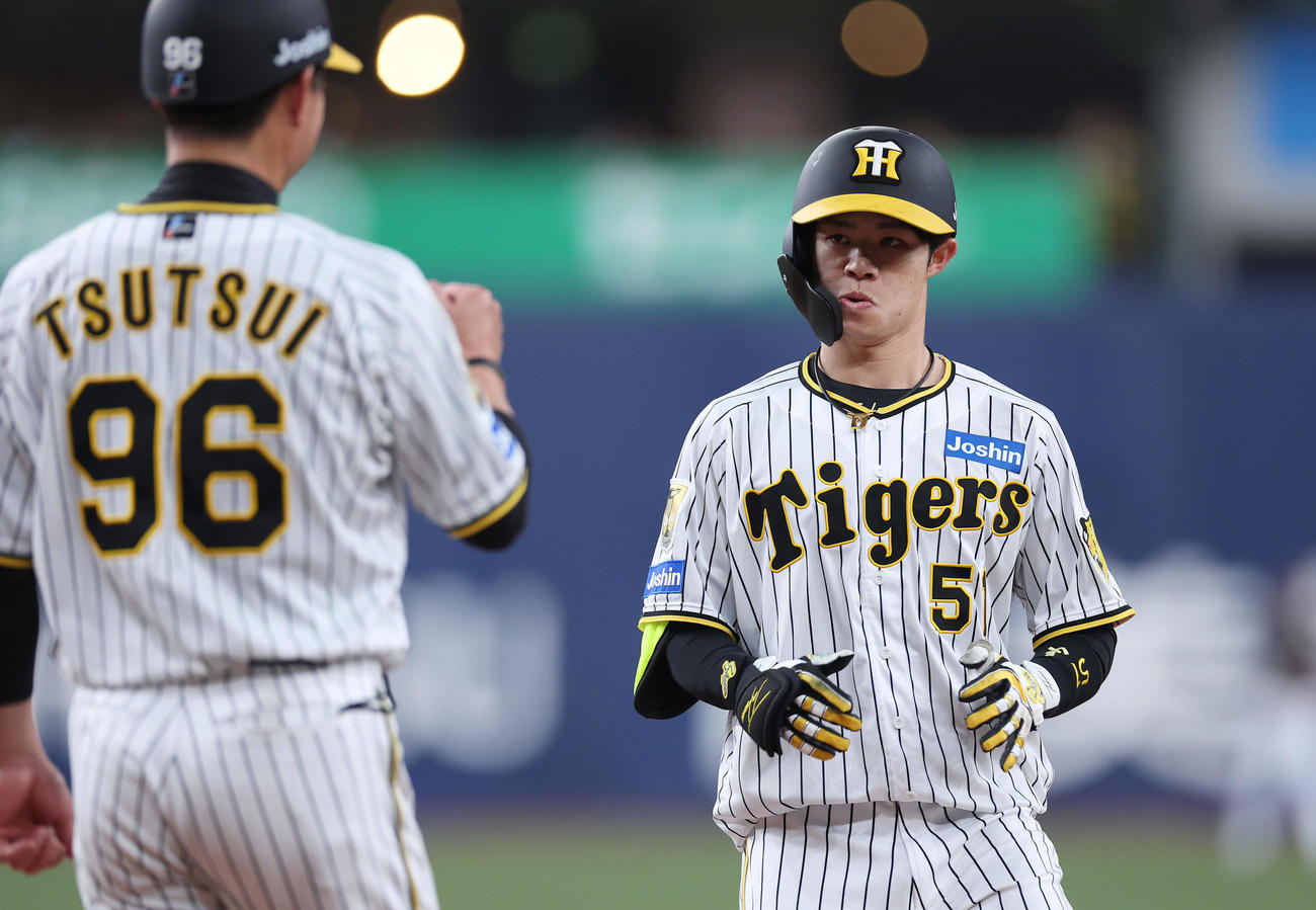 阪神対オリックス　1回裏阪神無死、左前打を放った中野（右）（撮影・前田充）