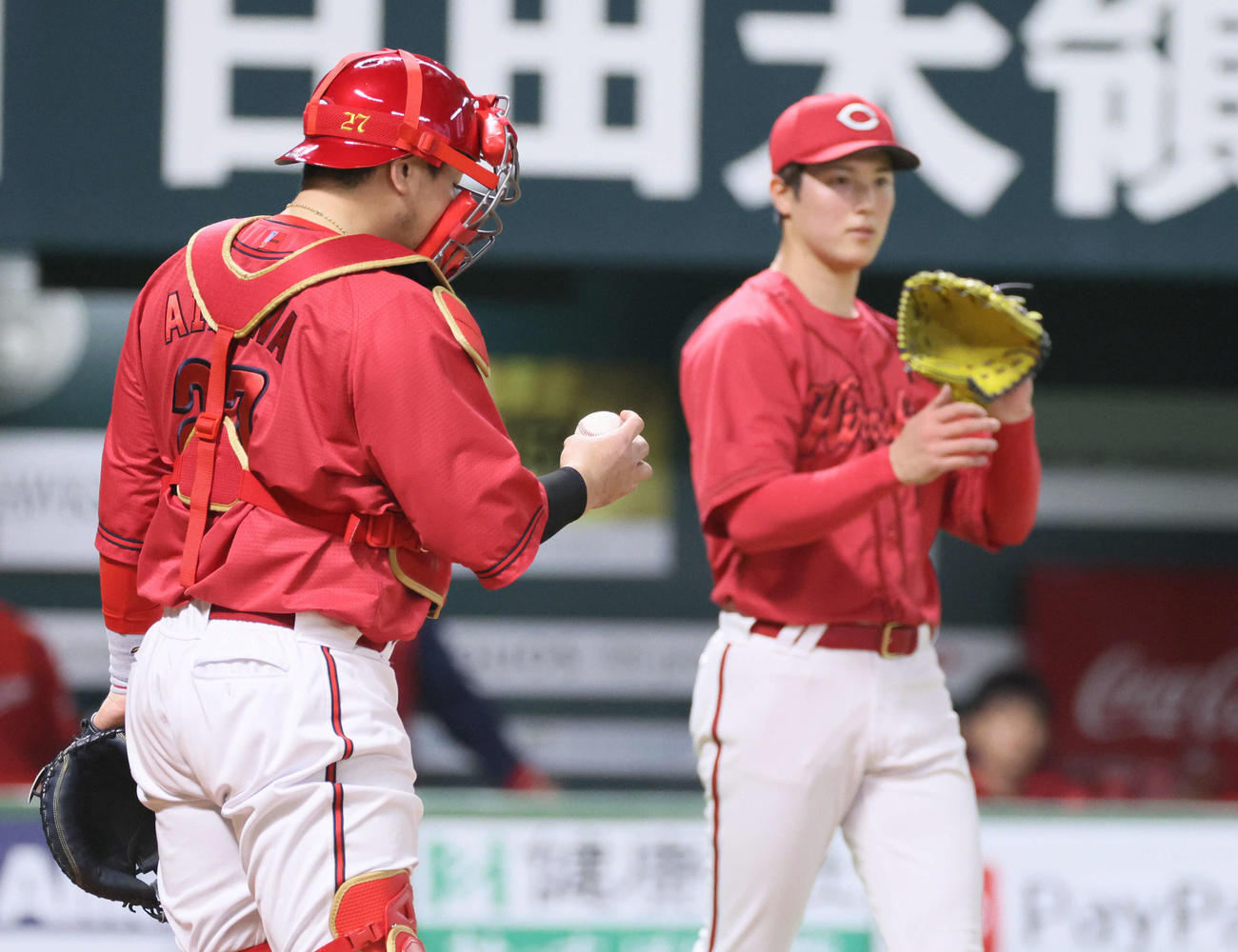 ソフトバンク対広島　2回裏ソフトバンク1死一塁、周東に右適時打を浴びた森下。左は会沢（撮影・加藤孝規）