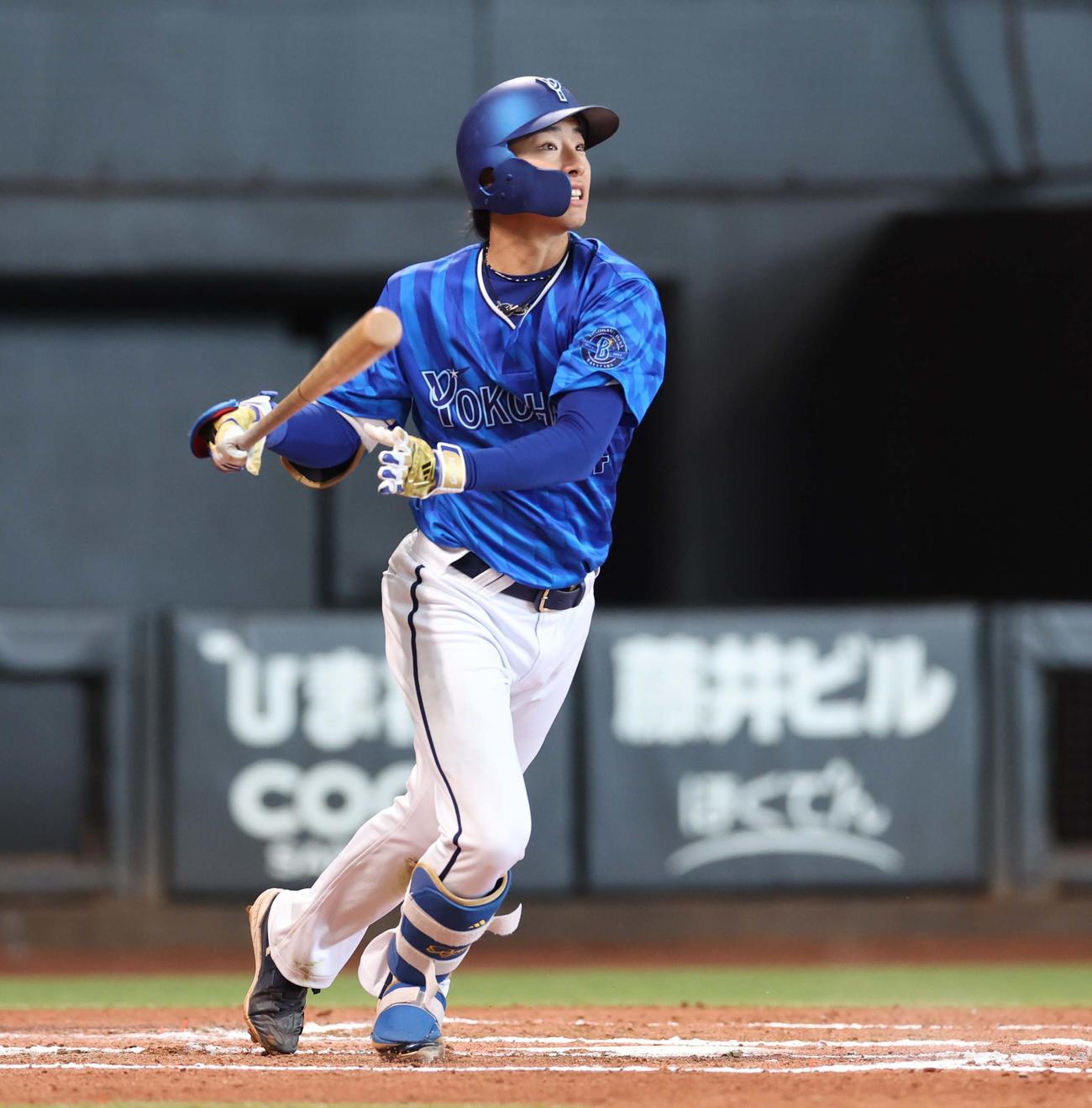 日本ハム対DeNA 6回表DeNA1死二塁、右越え適時二塁打を放つ度会（撮影・黒川智章）