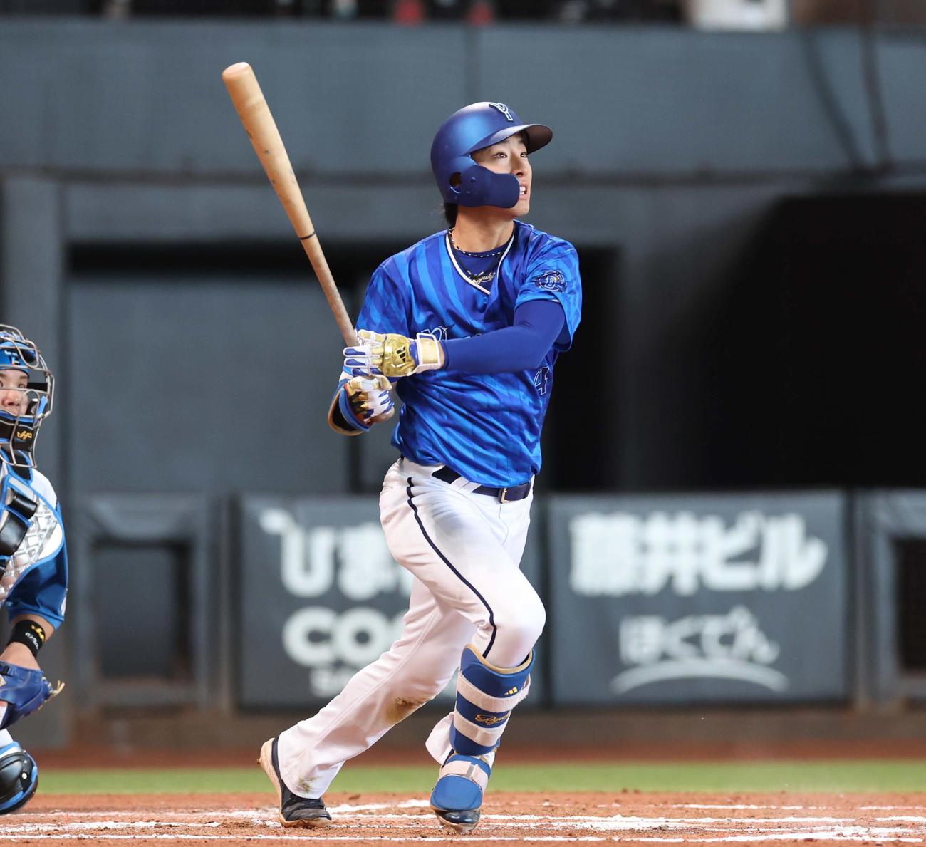 日本ハム対DeNA 6回表DeNA1死二塁、右越え適時二塁打を放つ度会（撮影・黒川智章）