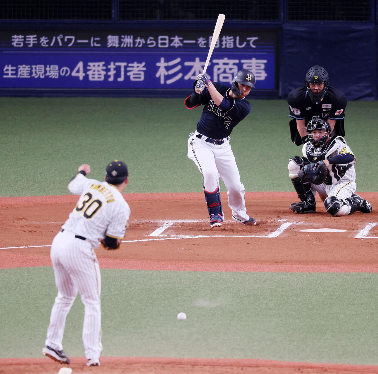 阪神対オリックス　6回表オリックス1死三塁、西川は中適時打を放つ。投手は門別（撮影・加藤哉）
