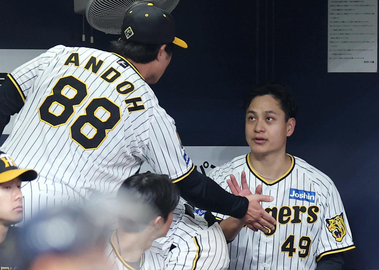 阪神対オリックス　5回表を投げ終え、安藤コーチ（左）に声を掛けられタッチを交わす大竹（撮影・前田充）