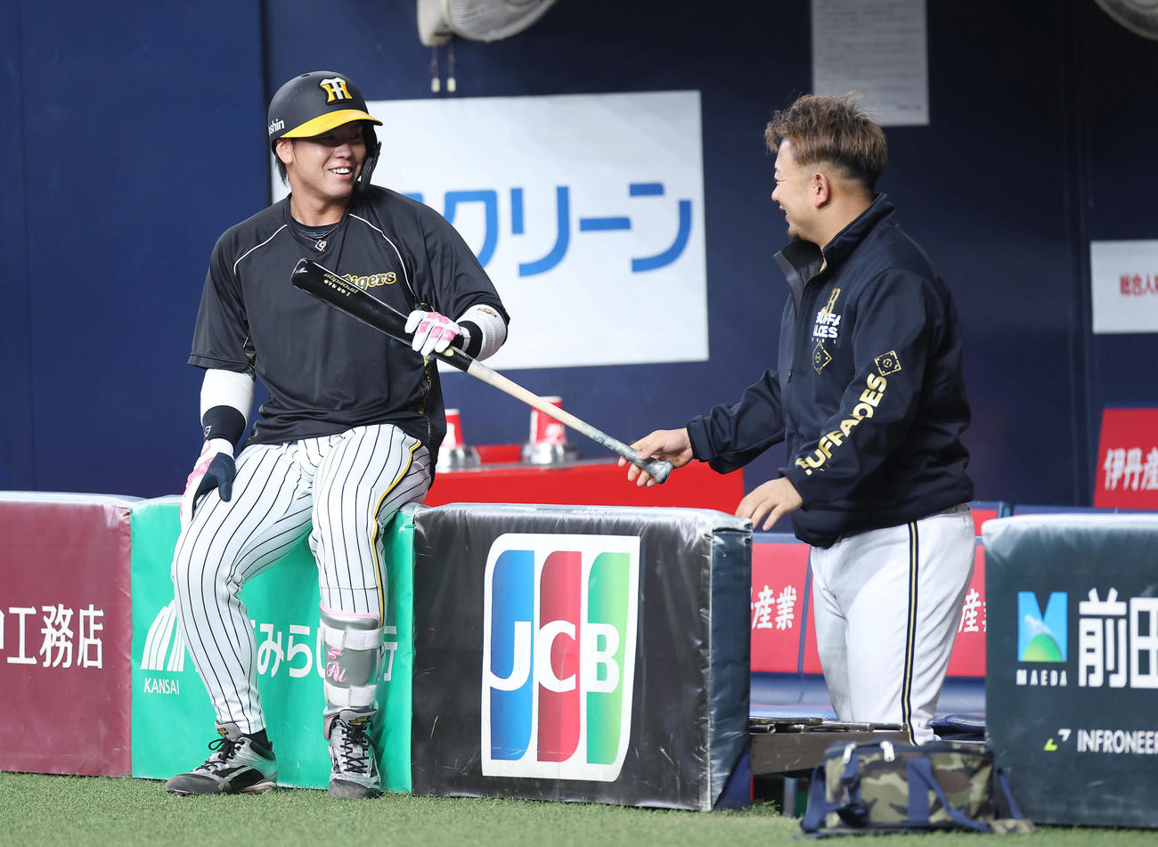 阪神対オリックス　談笑する阪神梅野（左）とオリックス森（撮影・前田充）