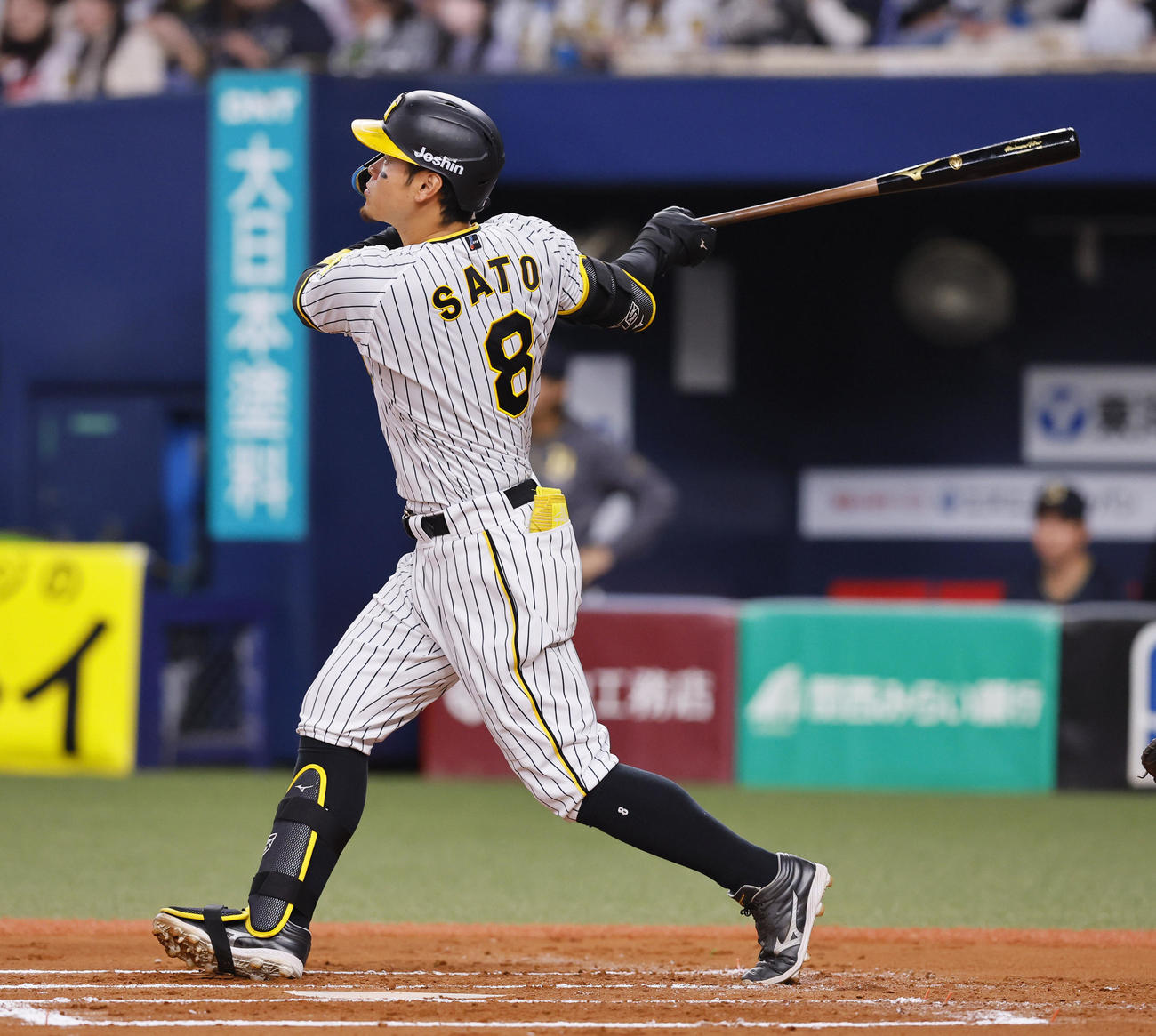 オリックス対阪神　6回裏阪神無死、佐藤輝は右越えに本塁打を放つ（撮影・藤尾明華）