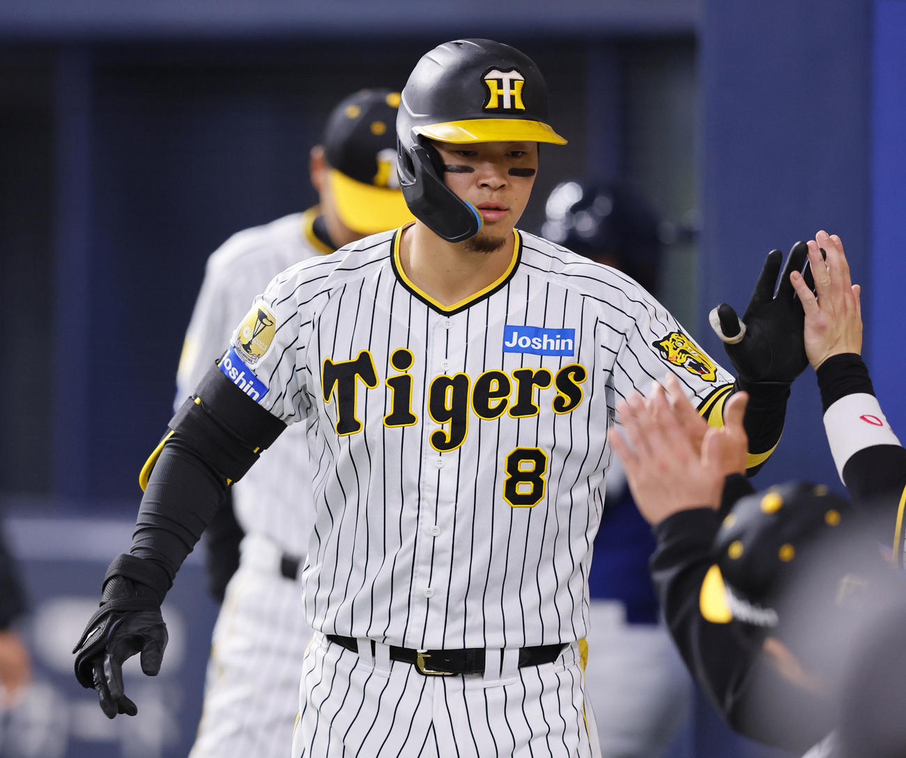 オリックス対阪神　6回裏阪神無死、右越えに本塁打を放ち　ナインとタッチを交わす佐藤輝（撮影・藤尾明華）
