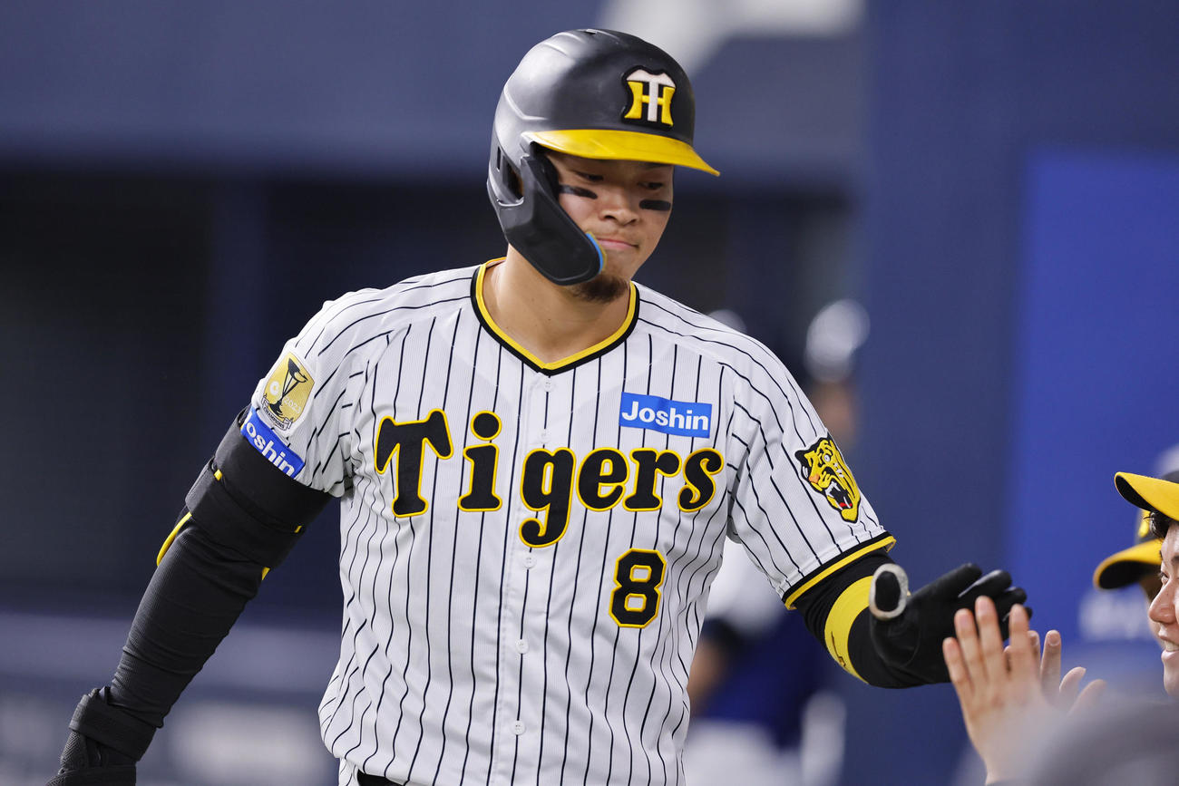 オリックス対阪神　6回裏阪神無死、右越えに本塁打を放ち　ナインとタッチを交わす佐藤輝（撮影・藤尾明華）