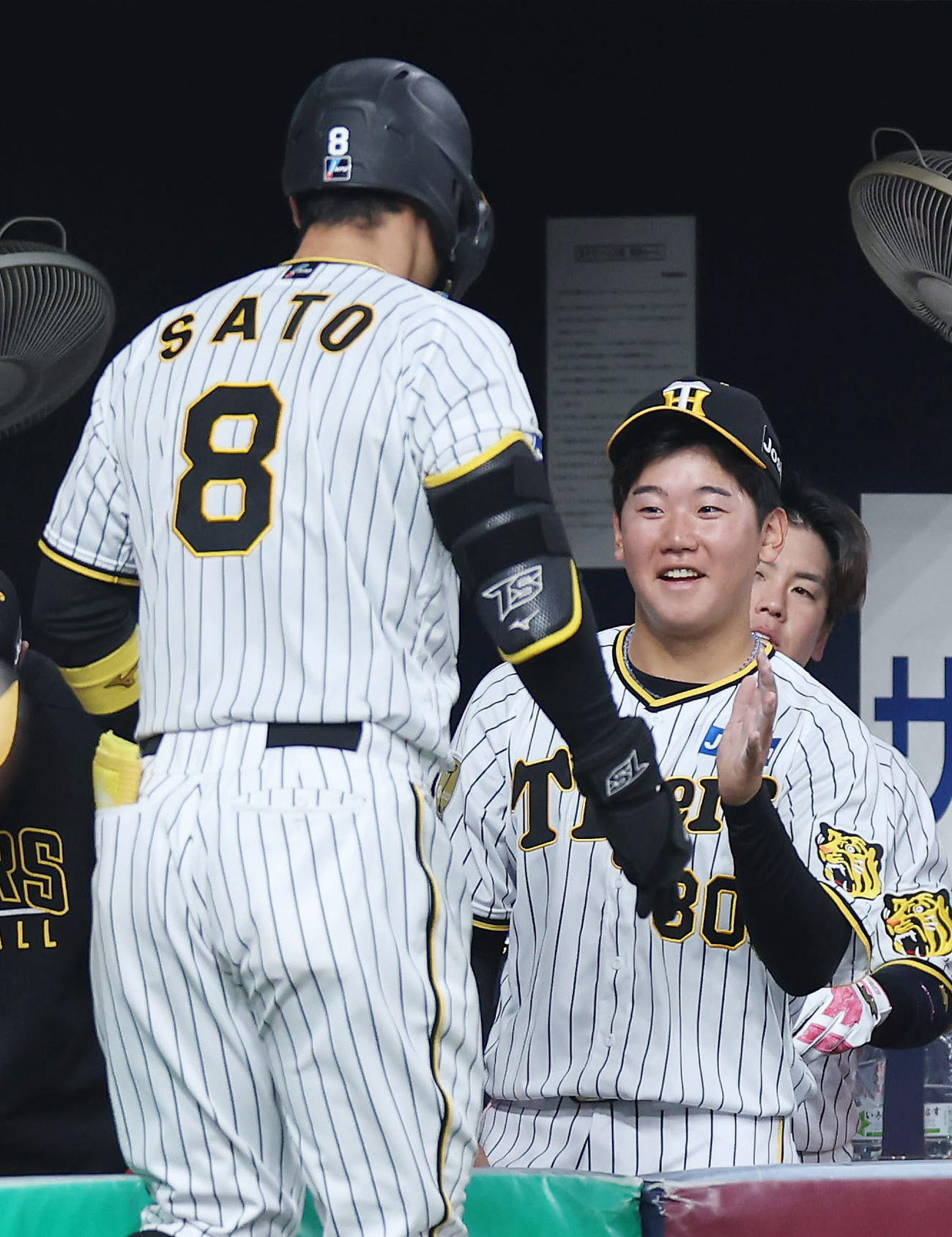 阪神対オリックス　6回裏阪神無死、本塁打を放った佐藤輝（左）を迎える門別（撮影・前田充）