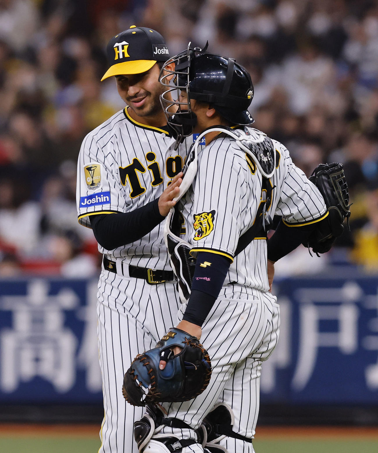 オリックス対阪神　9回を締め、梅野（右）とタッチを交わす阪神ゲラ（撮影・藤尾明華）
