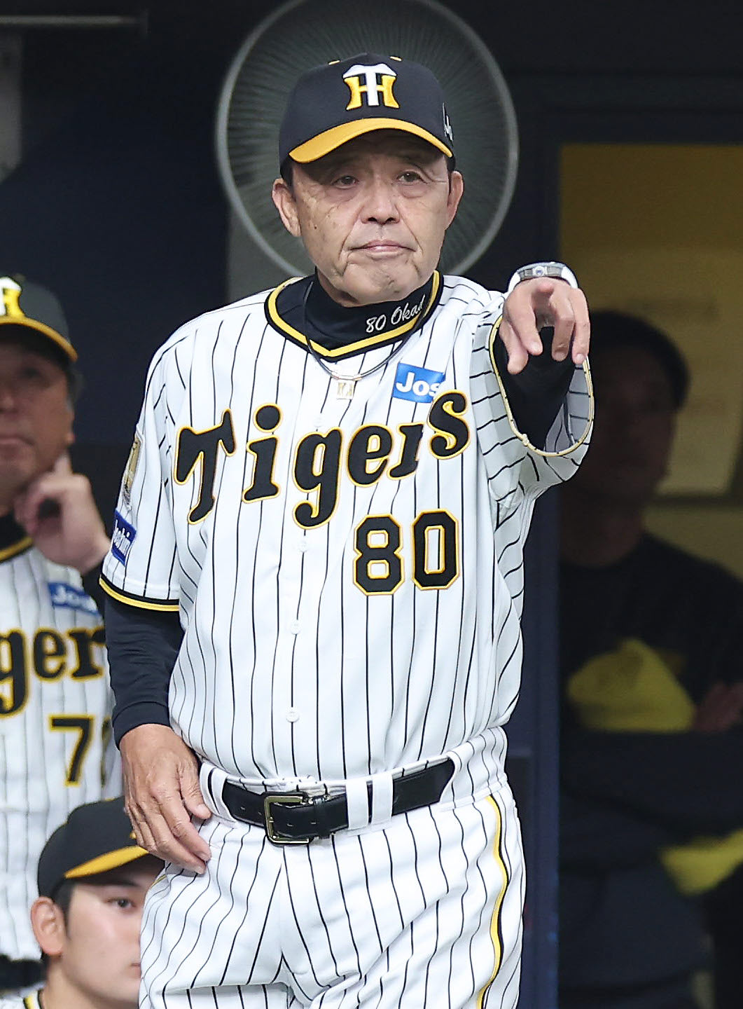 阪神対オリックス　5回裏阪神1死一塁、代打を告げる岡田監督（撮影・前田充）