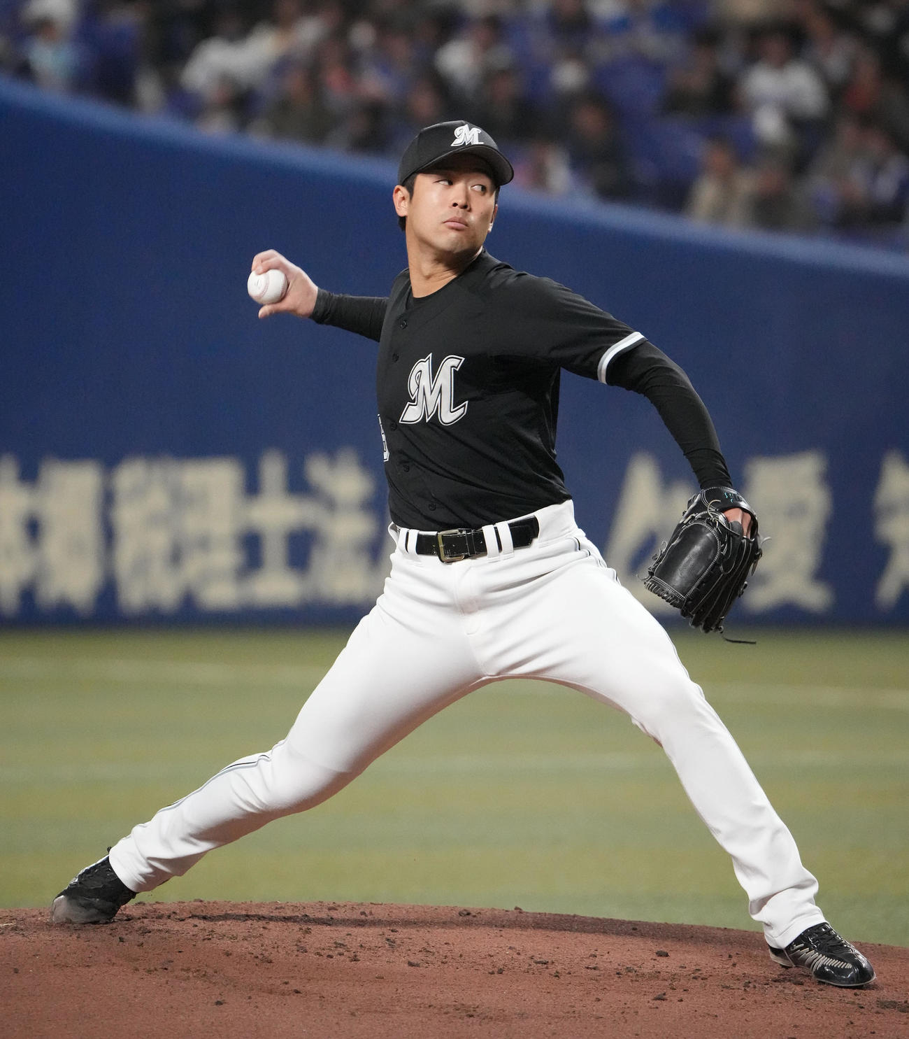中日対ロッテ　1回裏、登板するロッテ先発の種市（撮影・森本幸一）