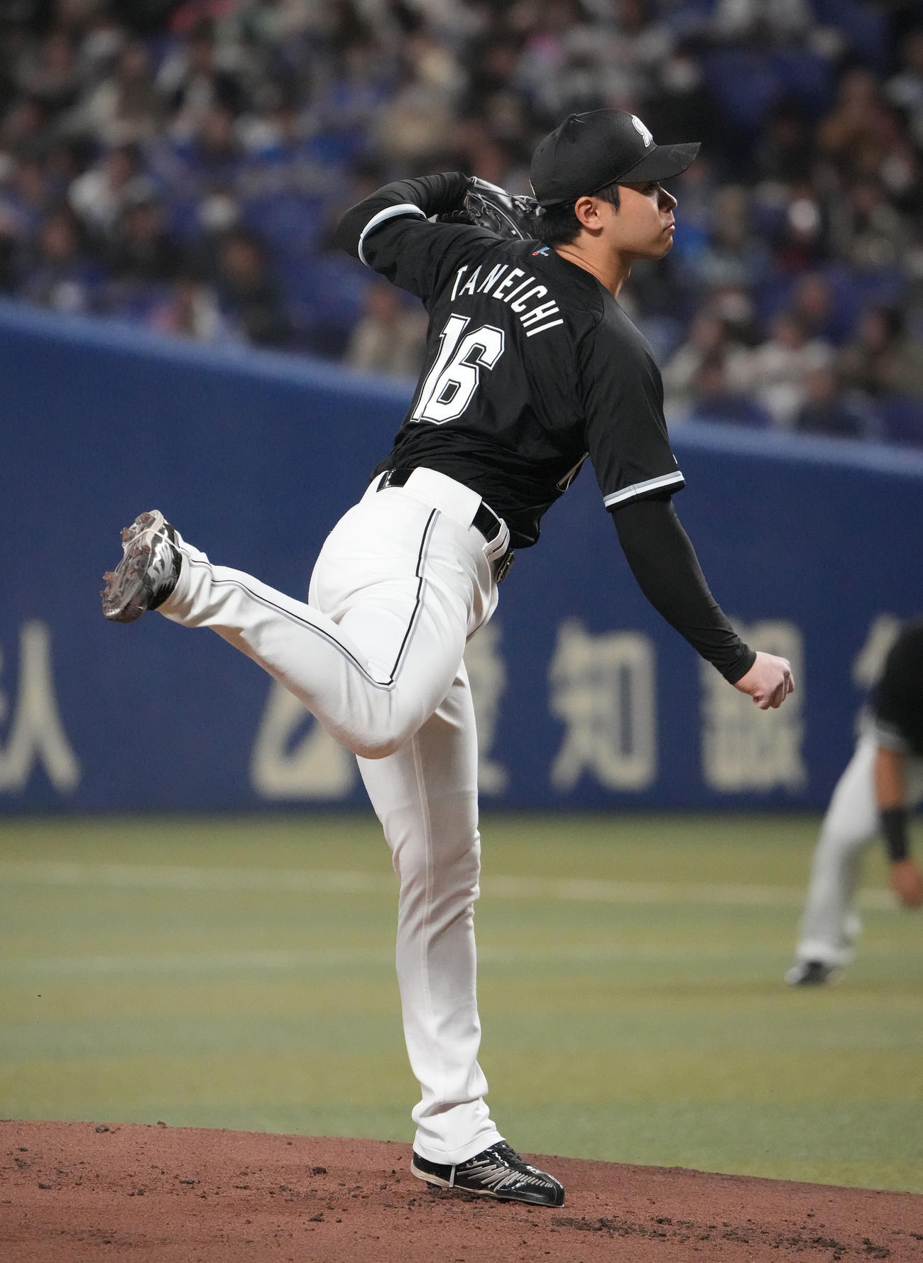中日対ロッテ　1回裏、登板するロッテ先発の種市（撮影・森本幸一）