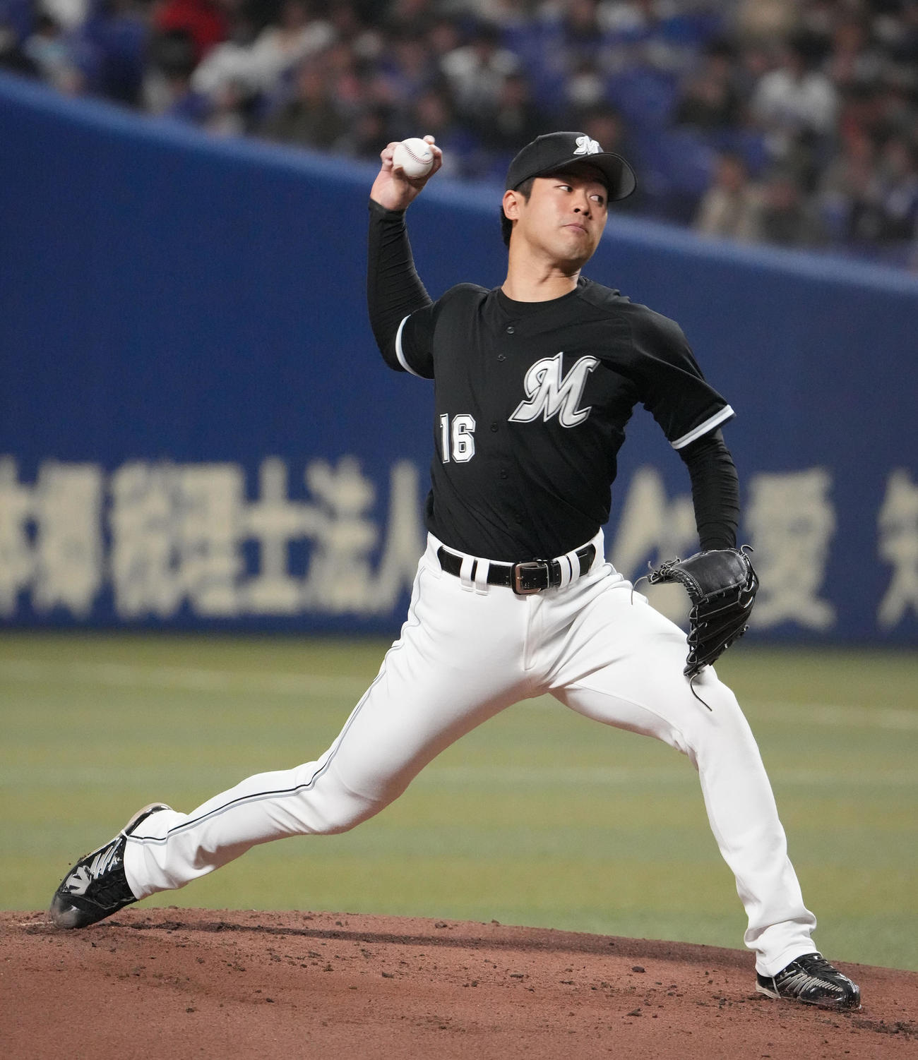 中日対ロッテ　1回裏、登板するロッテ先発の種市（撮影・森本幸一）
