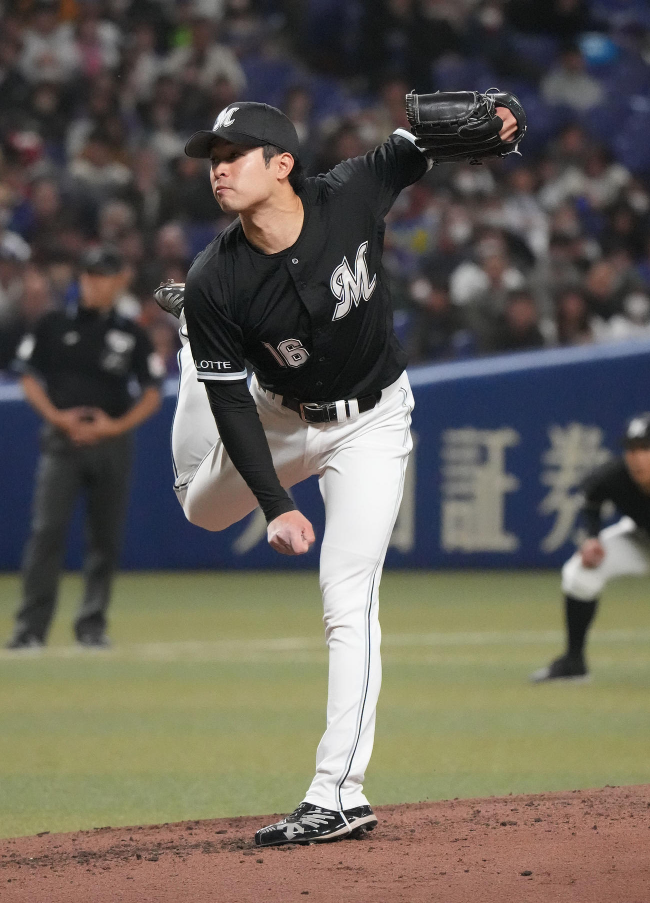 中日対ロッテ　3回裏、力投するロッテ先発の種市（撮影・森本幸一）