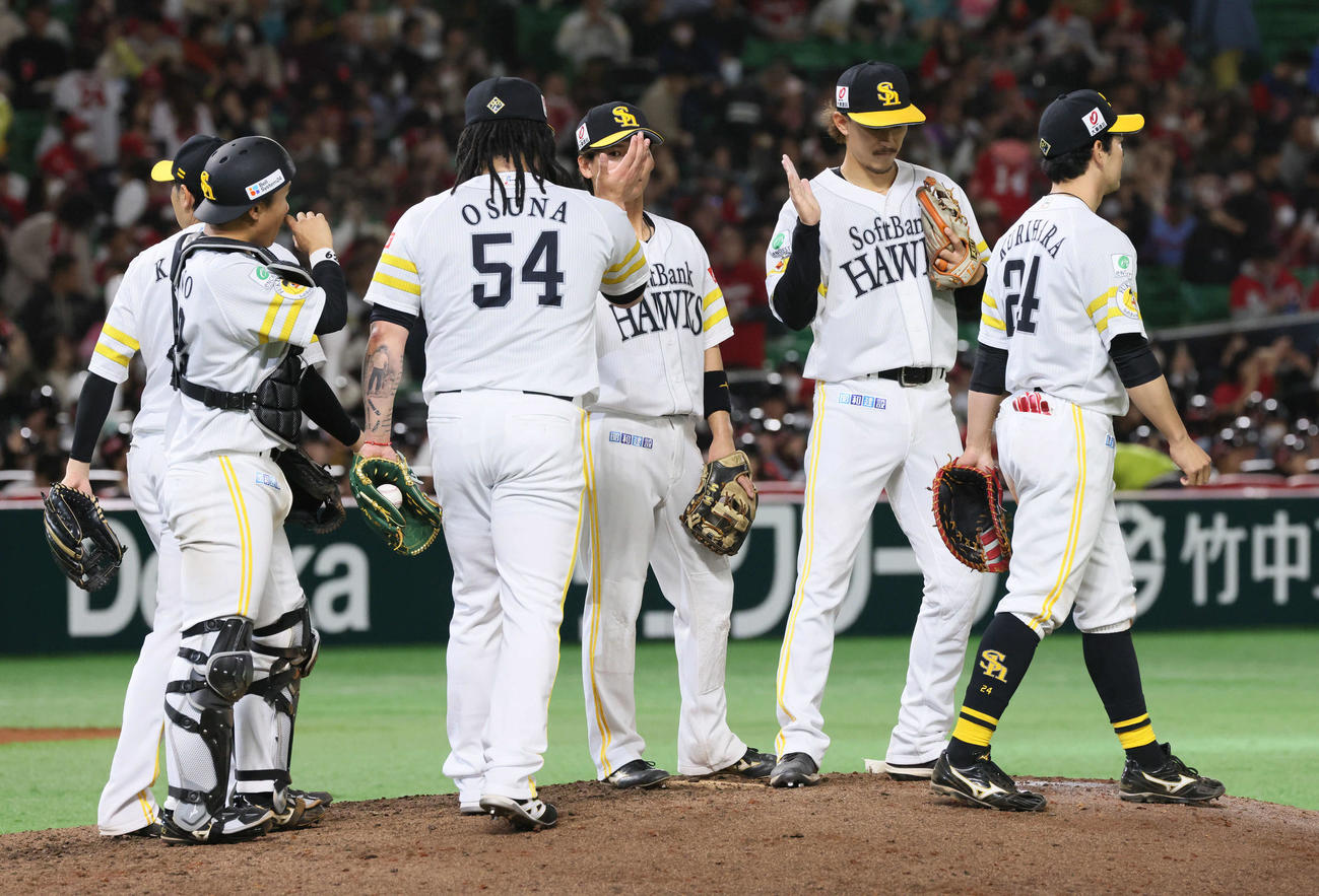 ソフトバンク対広島　快勝したソフトバンクナイン（撮影・加藤孝規）