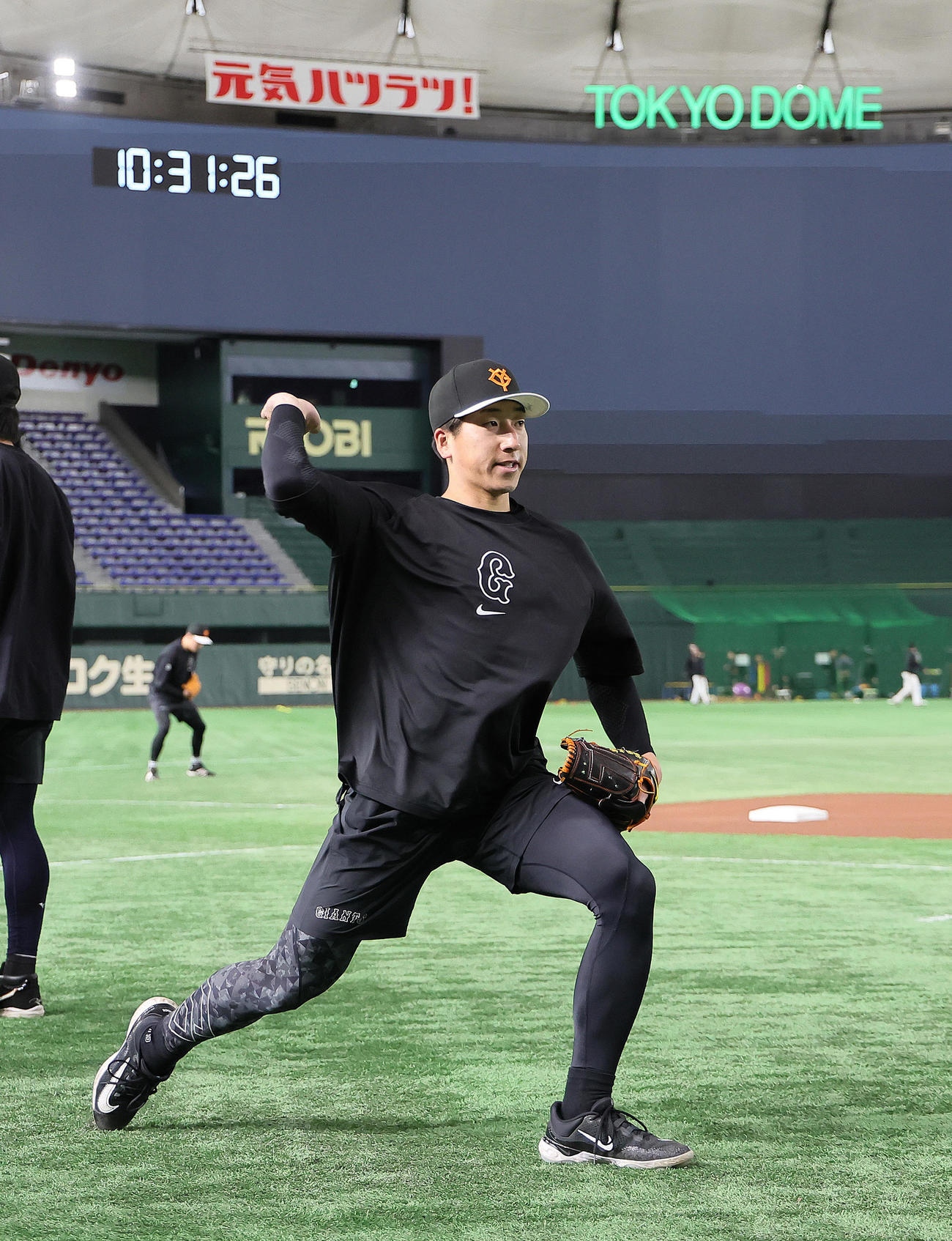 投内連係で調整する巨人大勢（撮影・足立雅史）