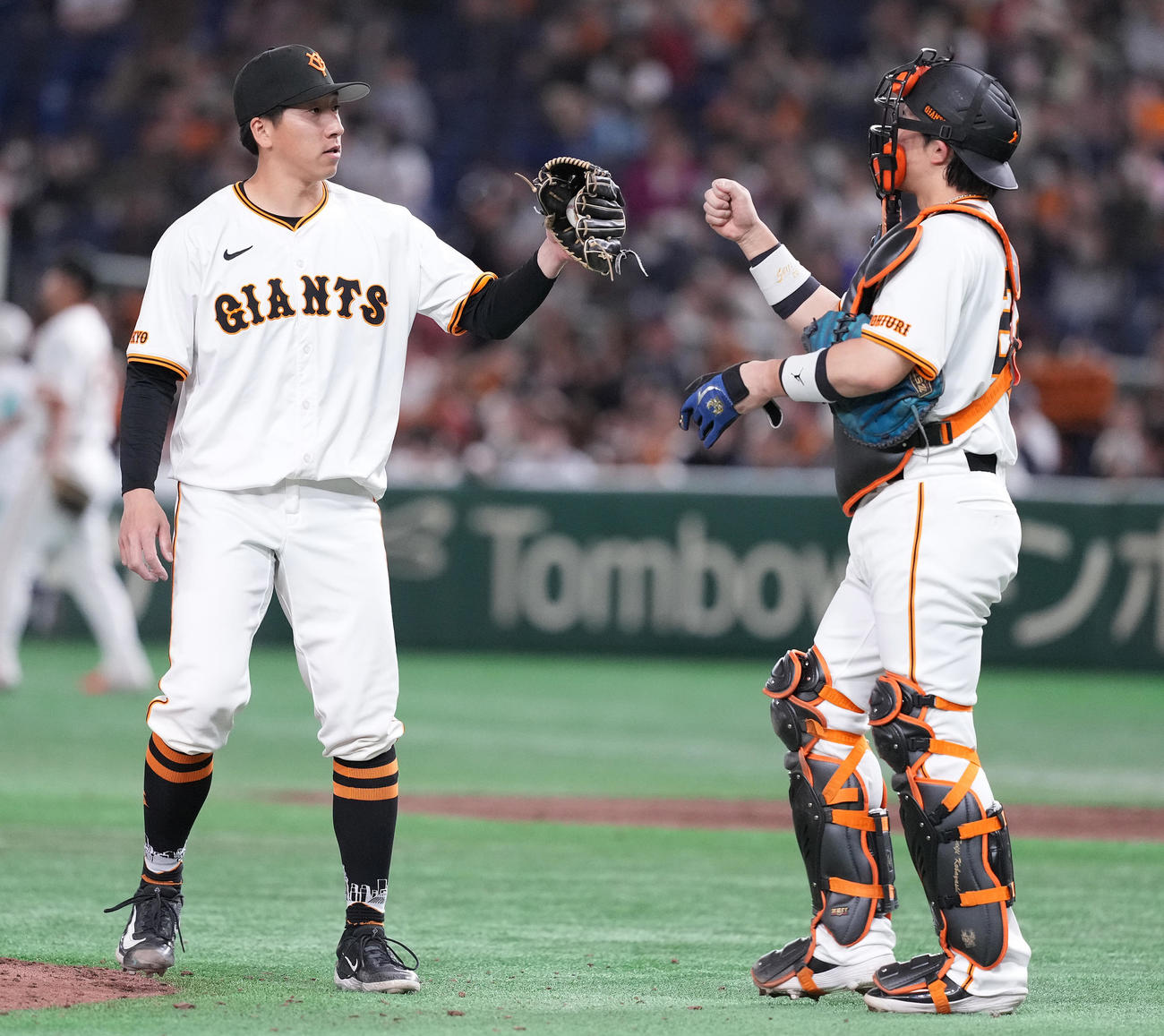 巨人対楽天　9回表のマウンドへ向かう大勢（左）は小林とタッチを交わす（撮影・鈴木みどり）