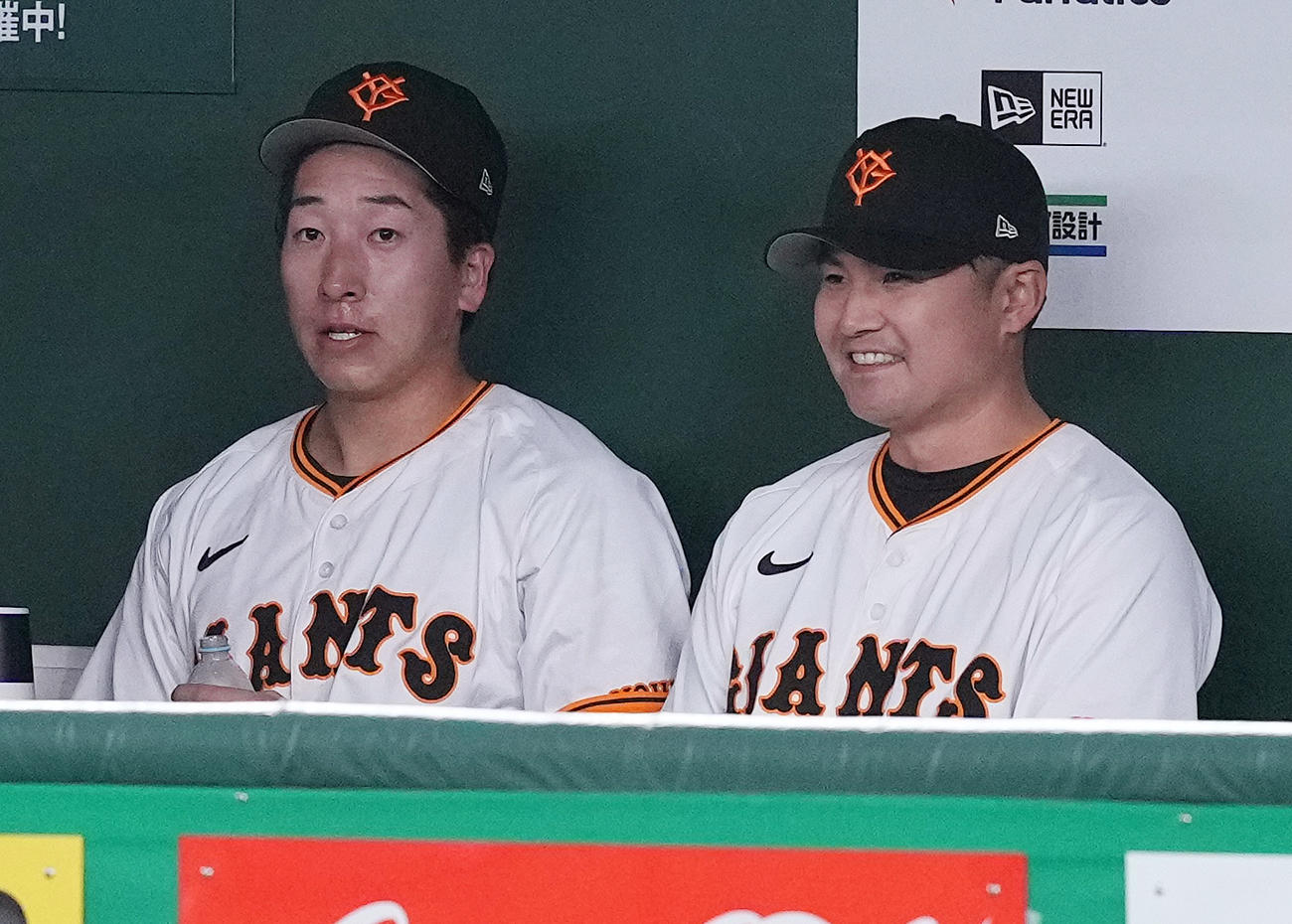 巨人対楽天　9回表を終え、ベンチで杉内投手チーフコーチ（右）から声をかけられる巨人大勢（撮影・鈴木みどり）
