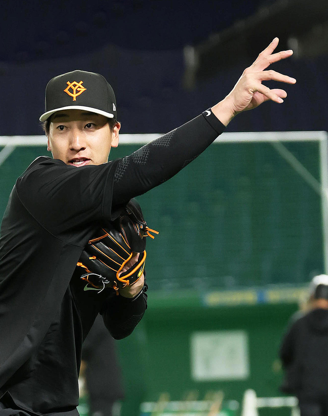 投内連係で調整する巨人大勢（撮影・足立雅史）