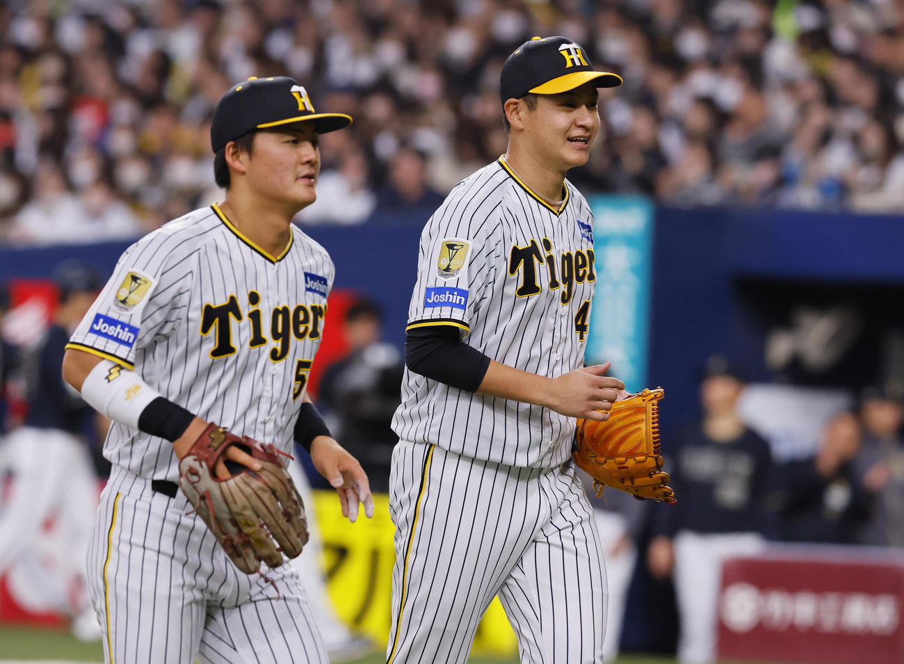 オリックス対阪神　4回裏阪神1死一、三塁、広岡を一ゴロ併殺に打ち取り、笑顔でベンチに戻る大竹（右）（撮影・藤尾明華）