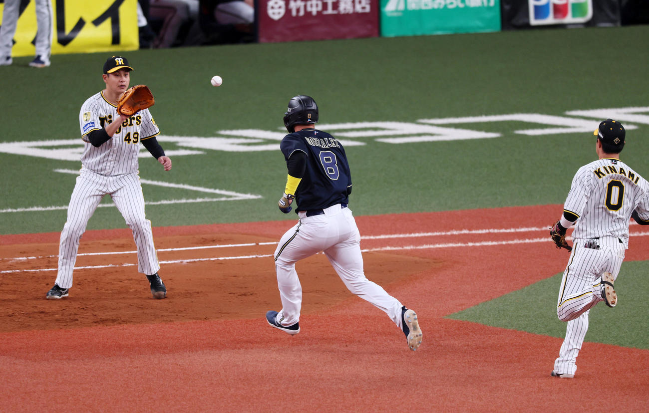 阪神対オリックス　5回表オリックス1死一、三塁、広岡の打球を糸原から受けた木浪（右）が一・二塁間の挟殺プレーで大竹にトスし一塁走者ゴンザレスをアウトにする（撮影・加藤哉）