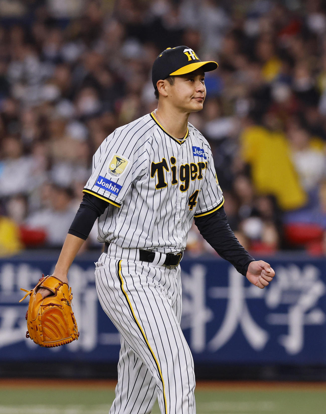 オリックス対阪神　4回表オリックス1死一塁、森を二ゴロ併殺打に打ち取り小さくガッツポーズする大竹（撮影・藤尾明華）
