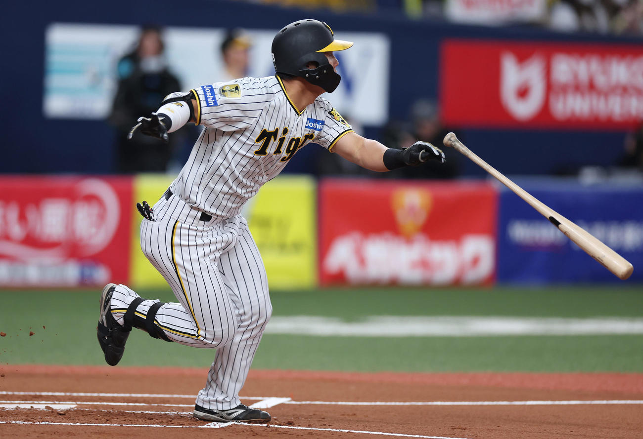 阪神対オリックス　1回裏阪神1死一塁、左中間へ先制適時二塁打を放つ前川（撮影・前田充）