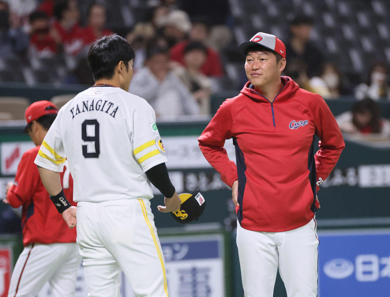 ソフトバンク対広島　試合前、柳田（左）と話し合う広島新井監督（撮影・加藤孝規）