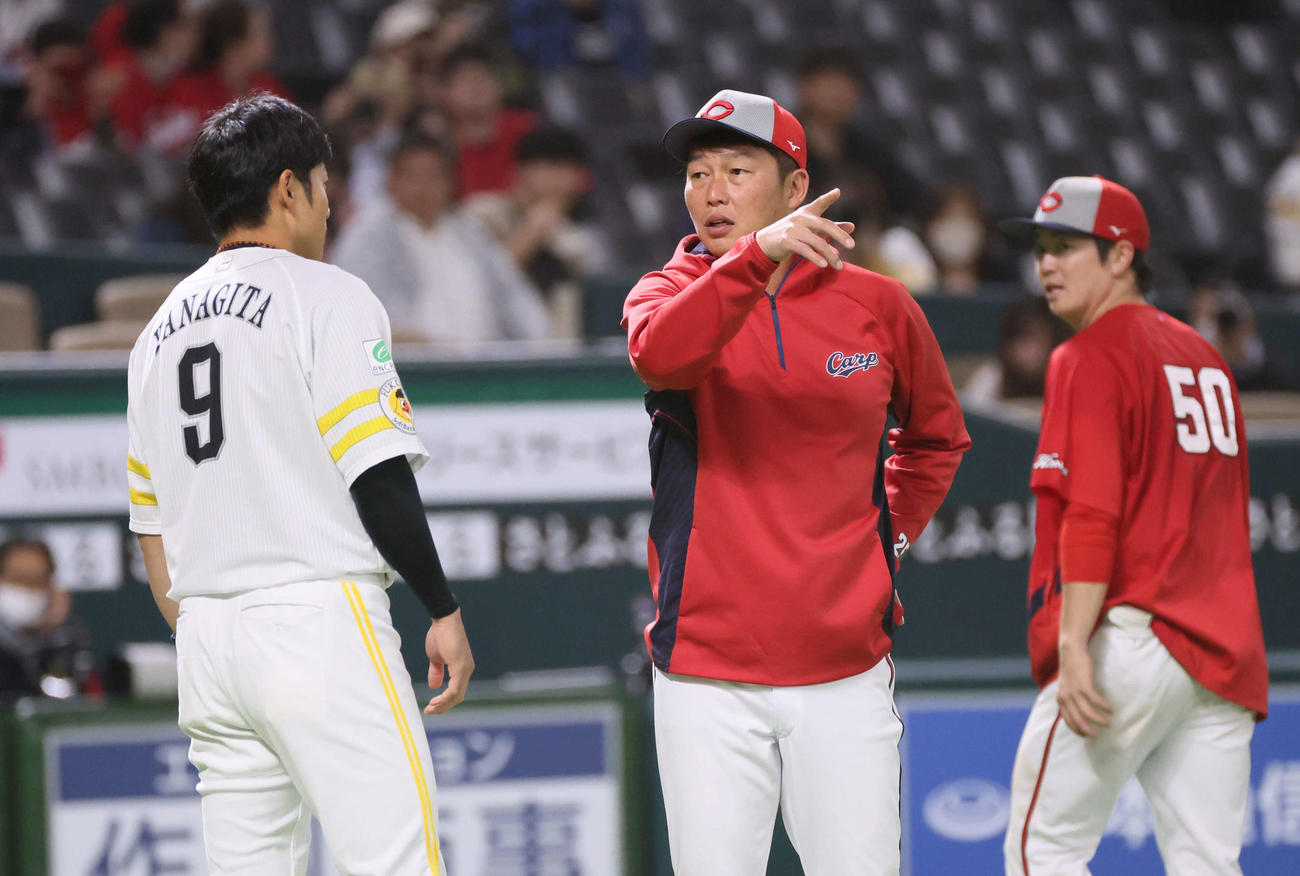 ソフトバンク対広島　試合前、柳田（左）と話し合う広島新井監督（中央）（撮影・加藤孝規）