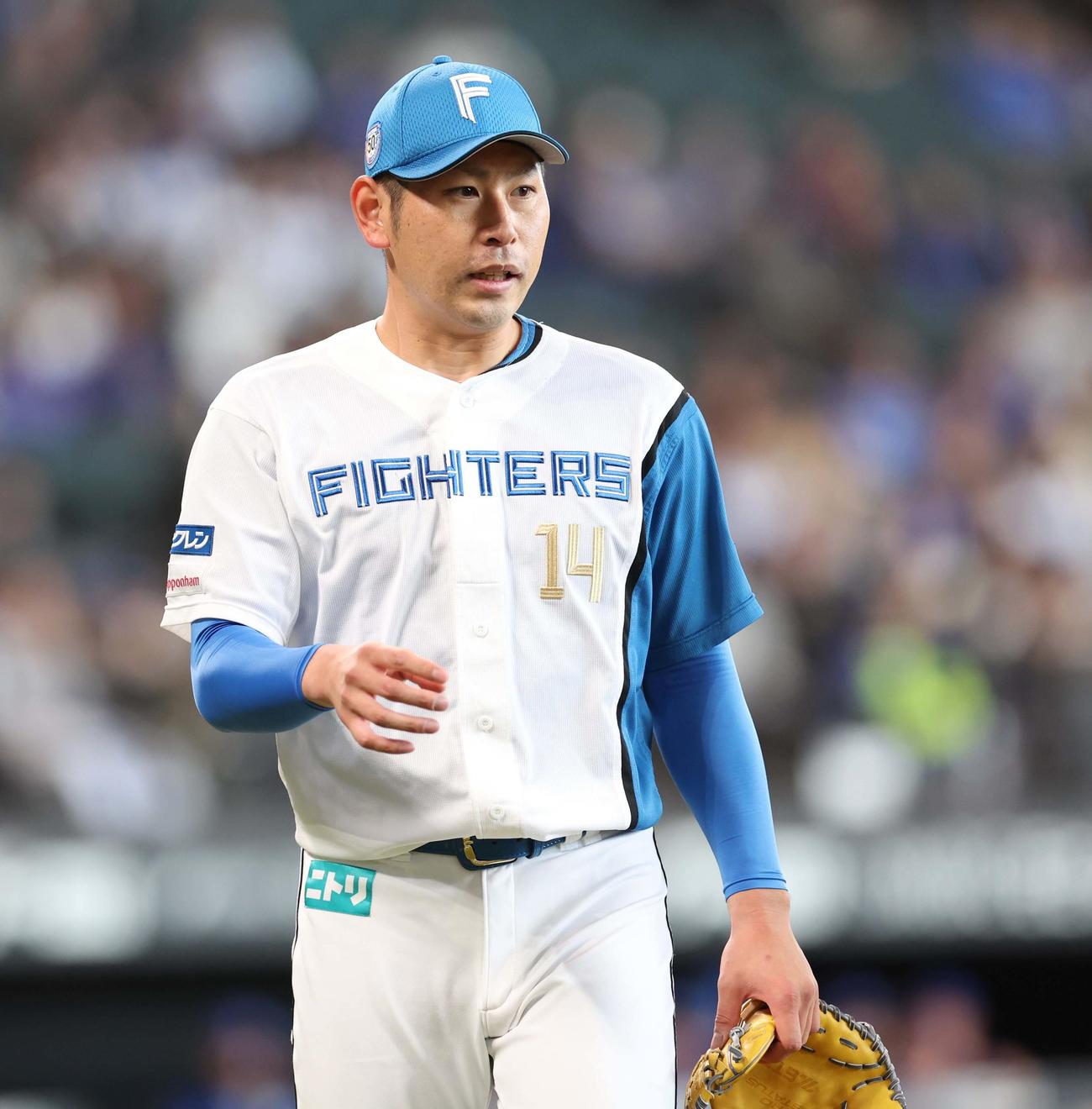 日本ハム対DeNA 1回表、無失点に抑え引き揚げる加藤貴（撮影・黒川智章）