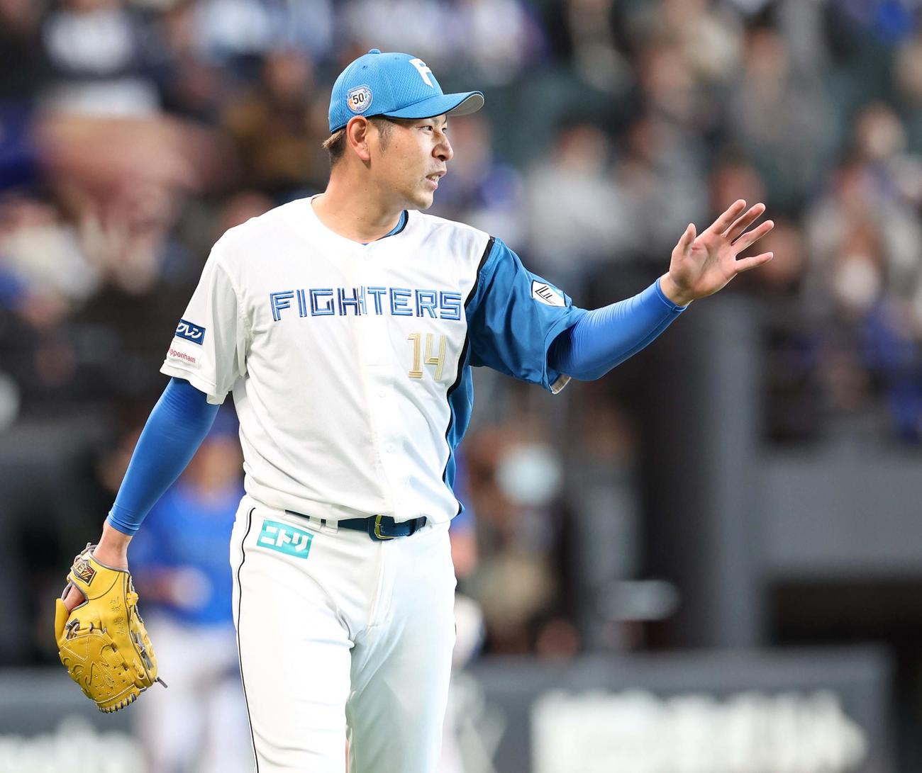 日本ハム対DeNA 2回表、無失点に抑え引き揚げる加藤貴（撮影・黒川智章）