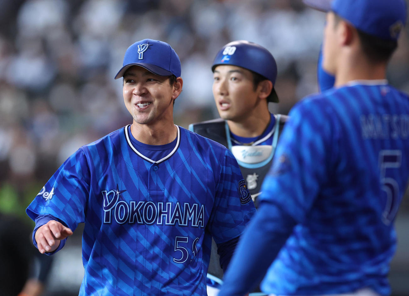 日本ハム対DeNA 3回裏を無失点に抑え笑顔でベンチに戻る平良（撮影・佐藤翔太）