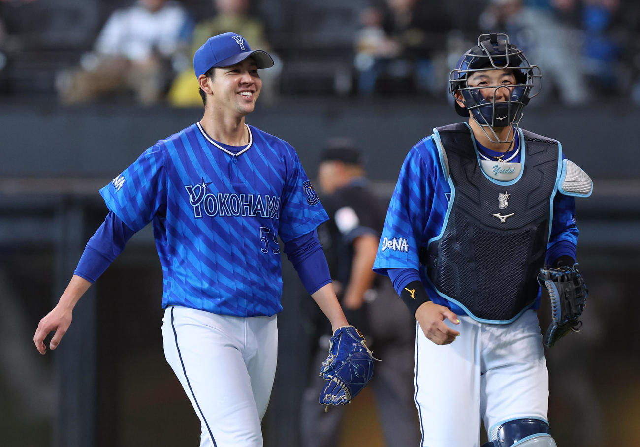 日本ハム対DeNA 6回裏を無失点に抑えベンチ戻るDeNA平良（左）と山本（撮影・佐藤翔太）