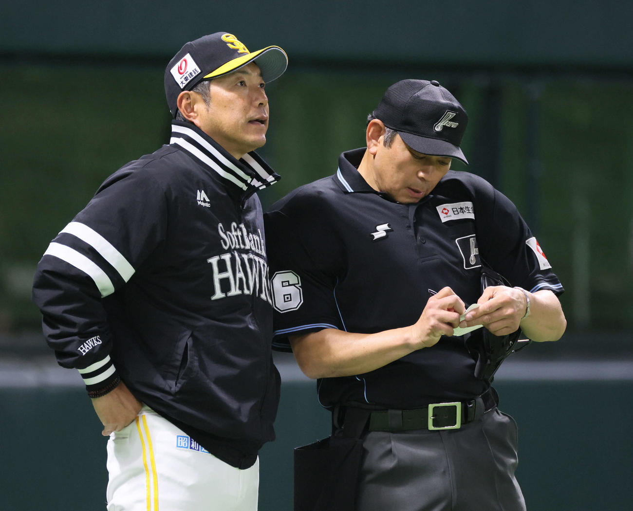 ソフトバンク対広島　7回裏終了時、交代を告げる小久保監督（撮影・加藤孝規）