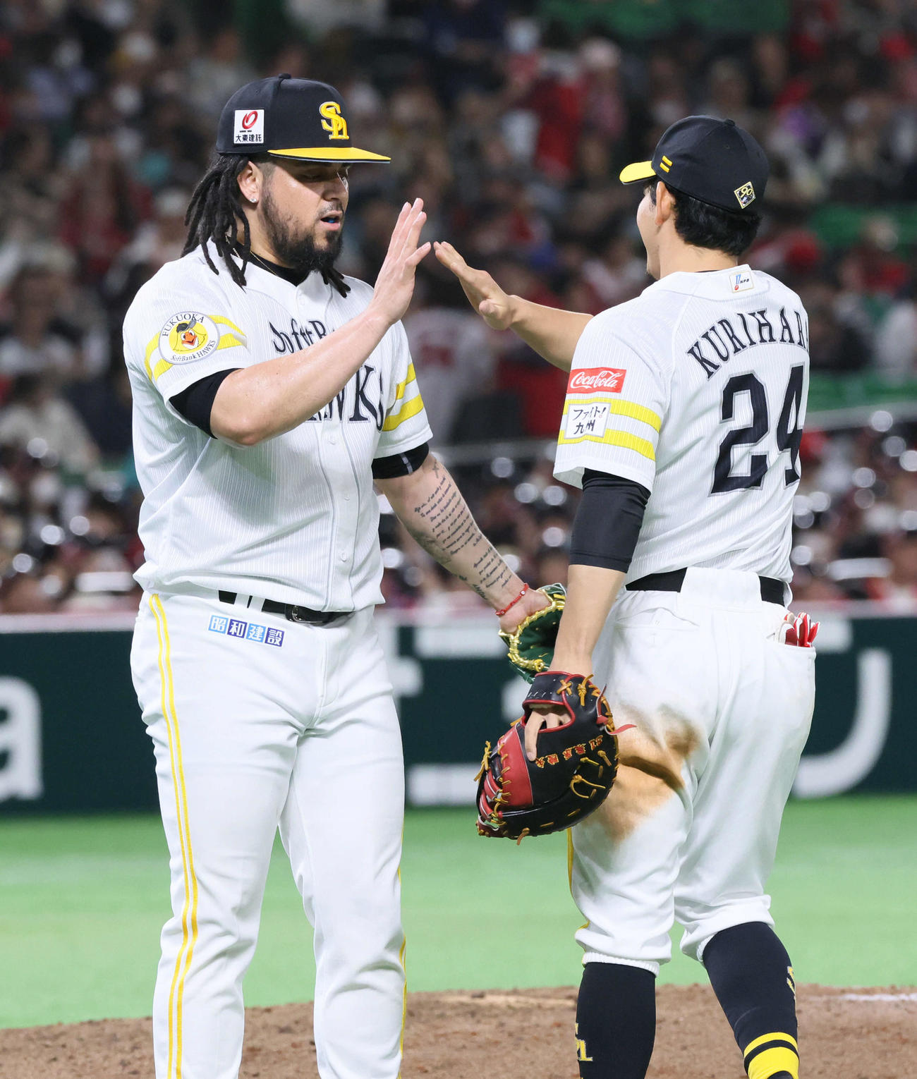 ソフトバンク対広島　最後を抑えたソフトバンク5番手のオスナ（左）は栗原とハイタッチ（撮影・加藤孝規）
