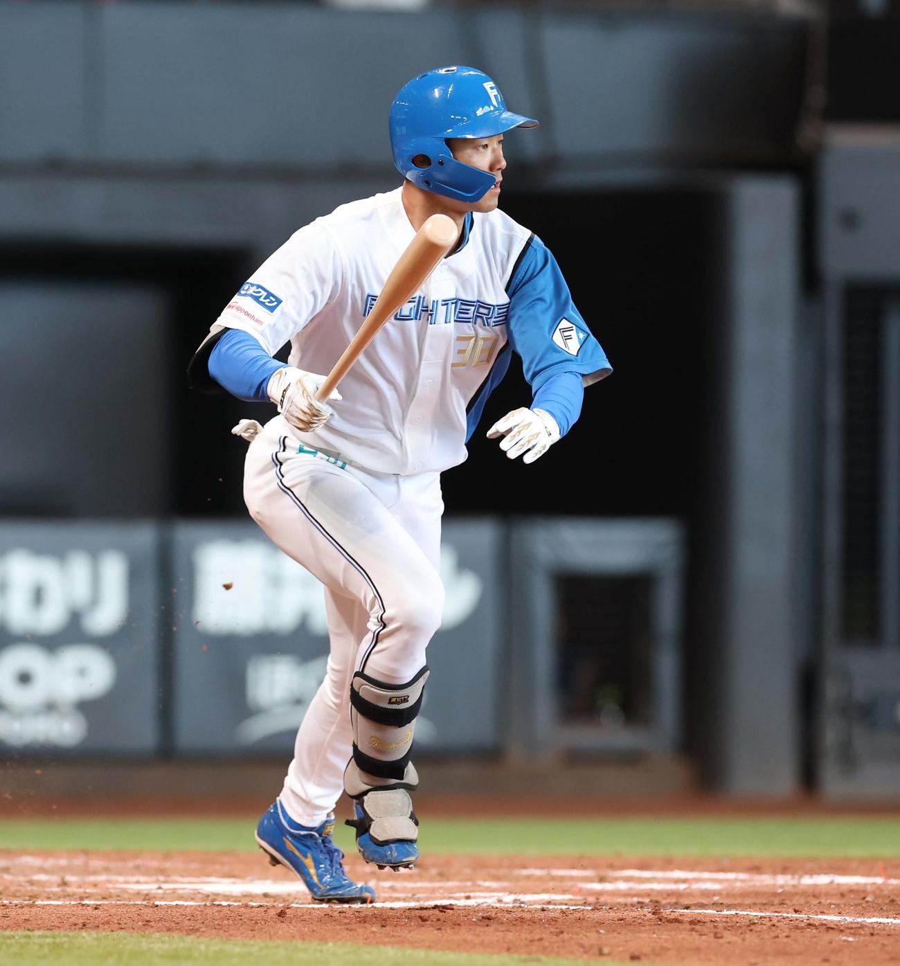 日本ハム対DeNA 5回裏日本ハム2死、中前打を放つ石井（撮影・黒川智章）