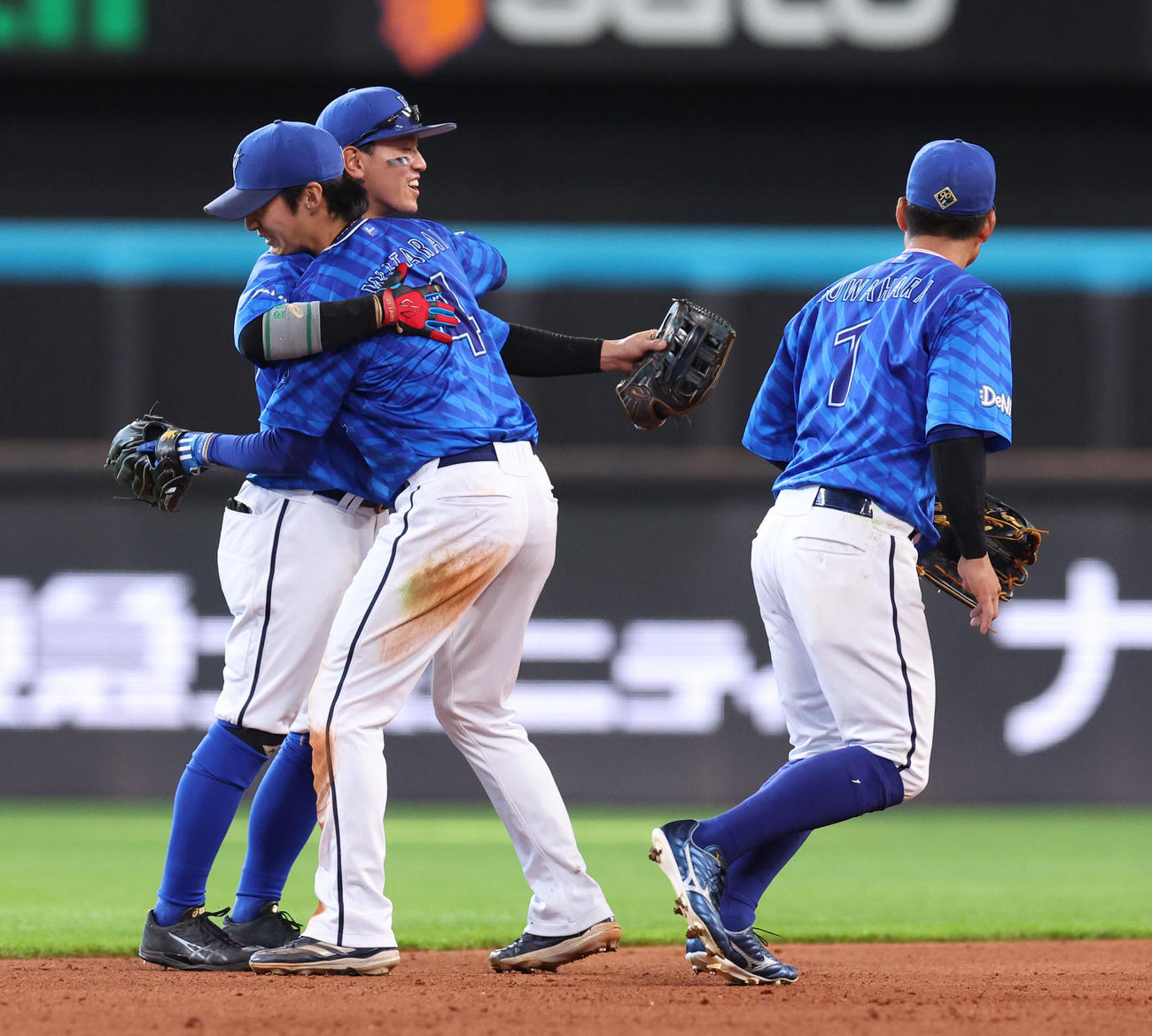 日本ハム対DeNA　試合終了後、勝利に抱き合って喜ぶDeNA関根（左）と度会（中央）（撮影・佐藤翔太）